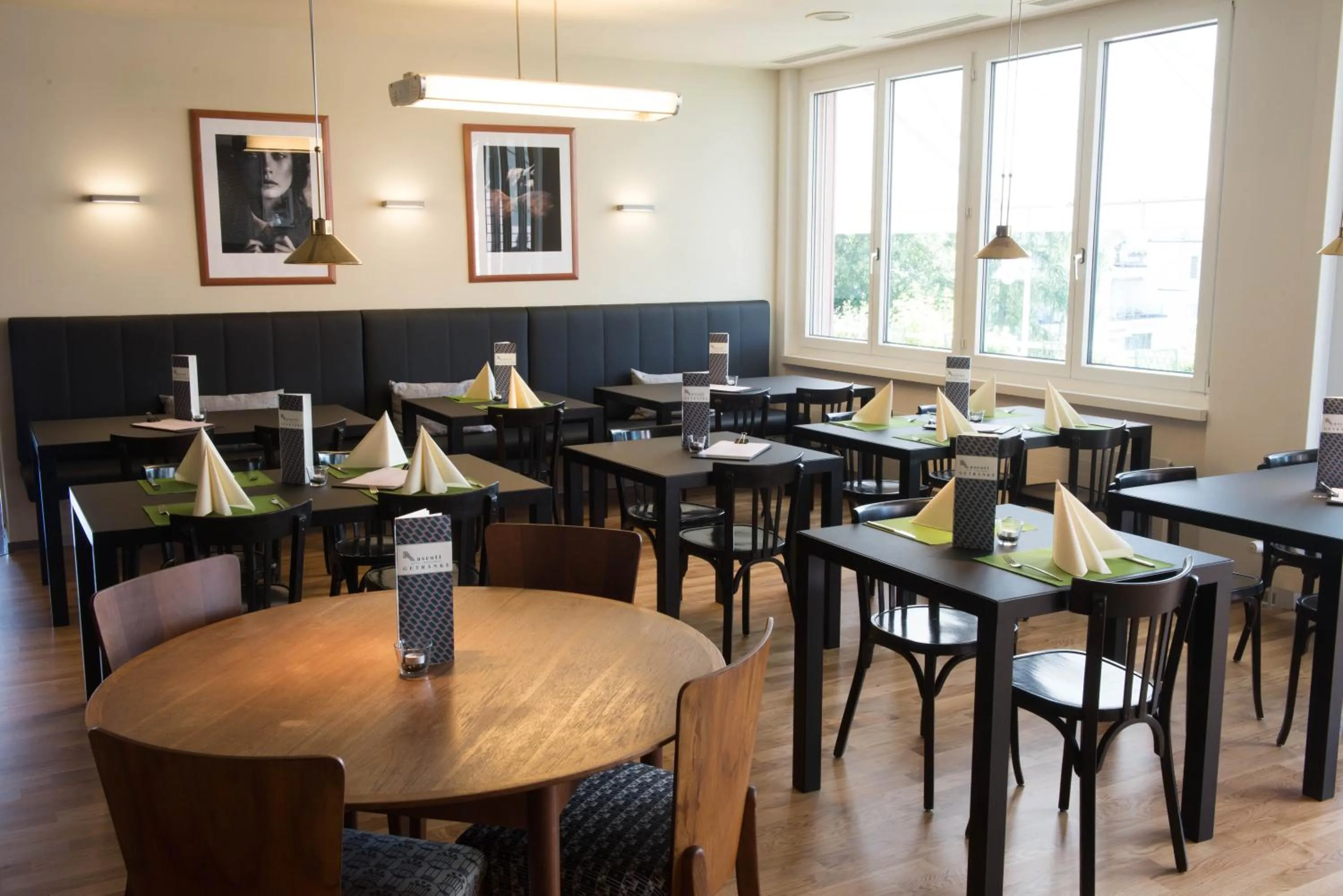 Restaurant/places to eat in Ascott Hotel & Restaurant