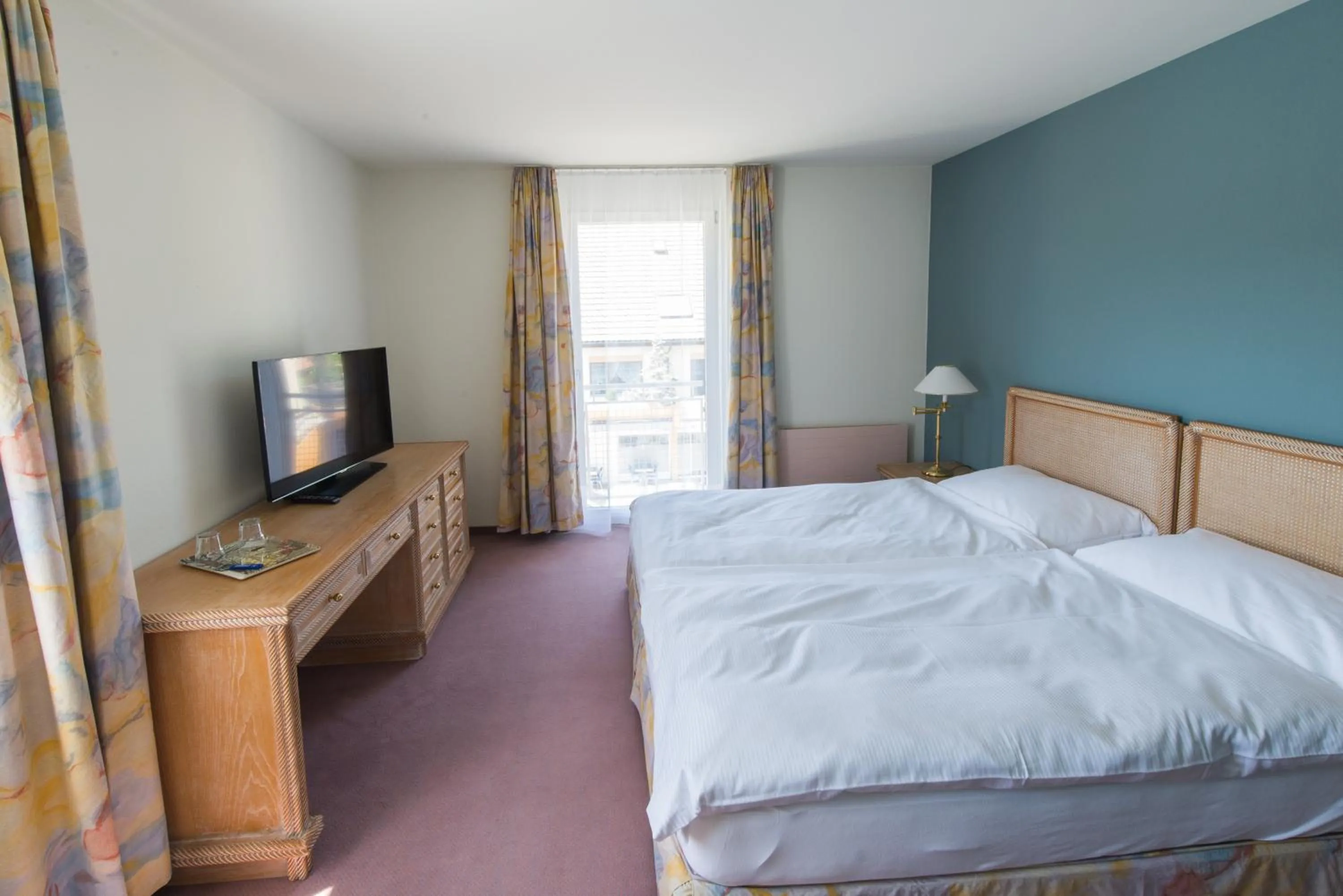 Photo of the whole room, Bed in Ascott Hotel & Restaurant