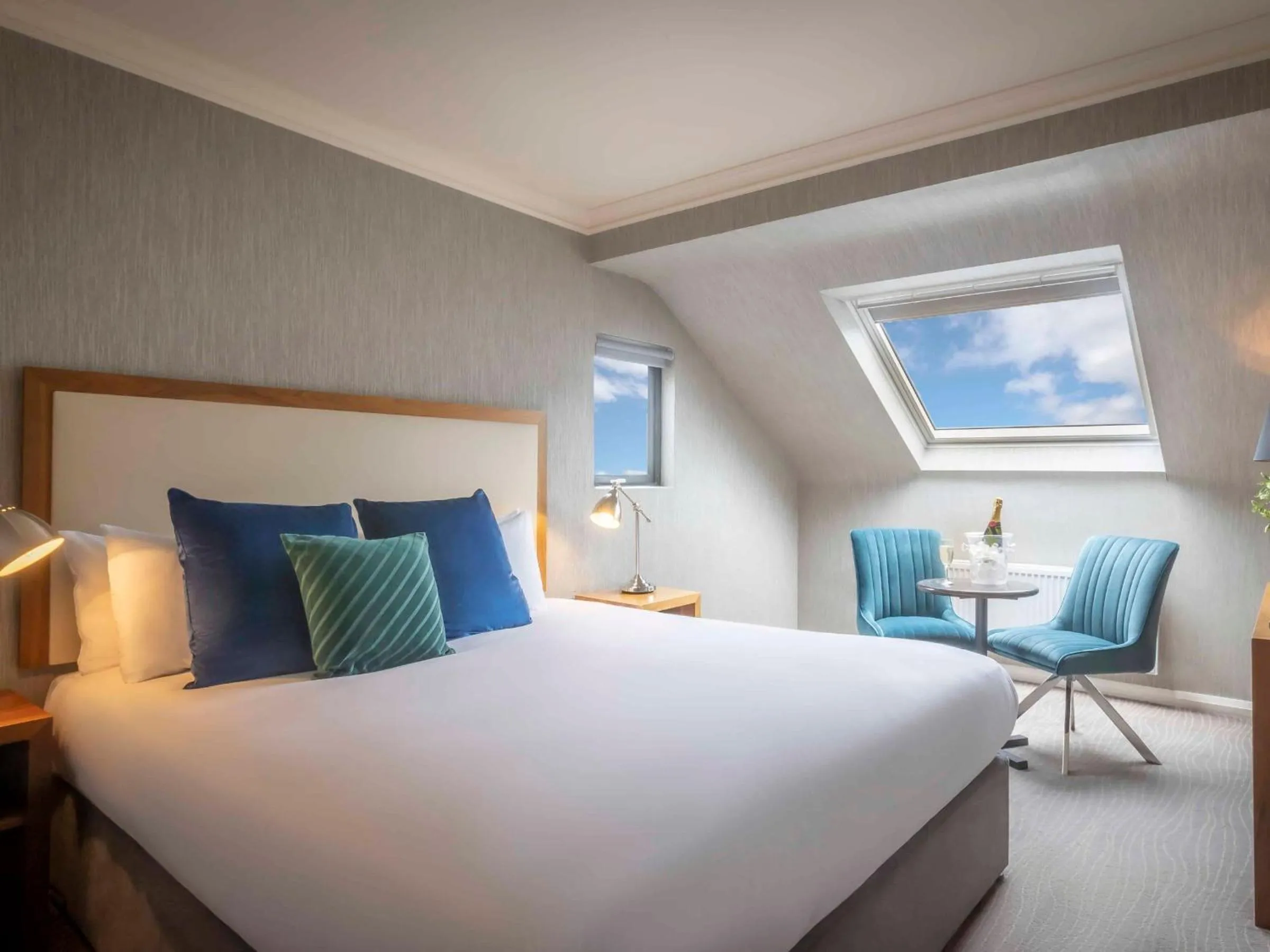 Bedroom, Bed in Eyre Square Hotel