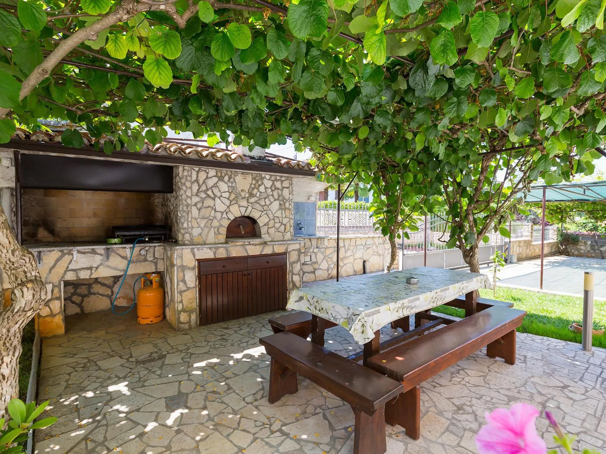 BBQ facilities in Apartments Davorka