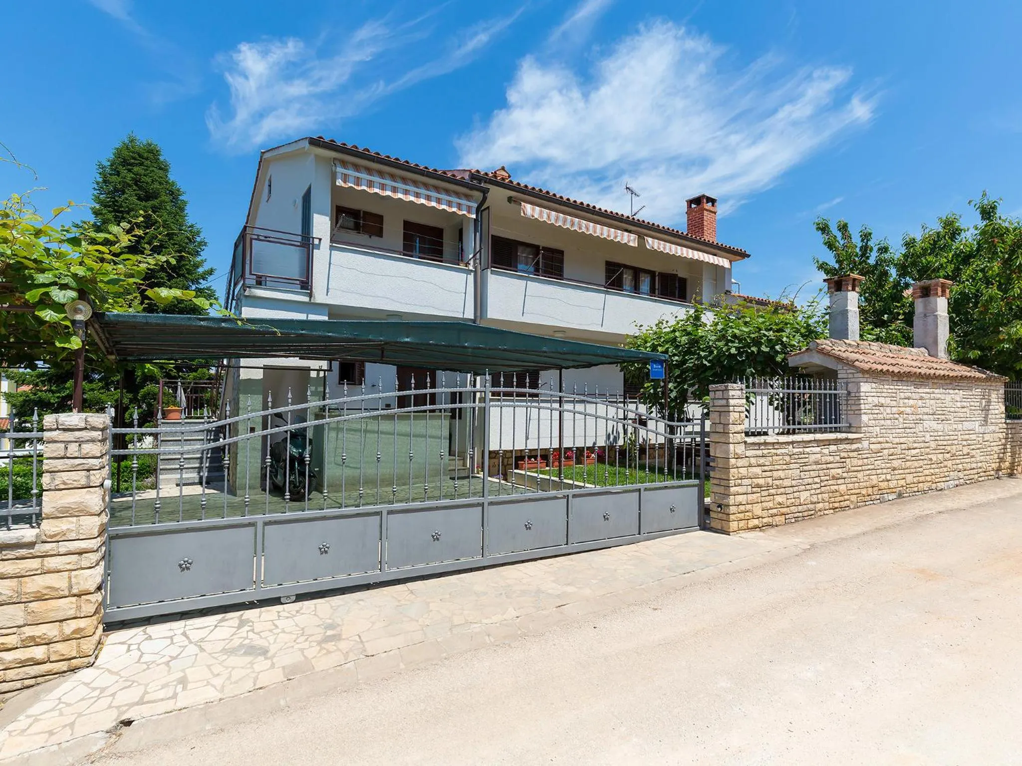 Facade/entrance in Apartments Davorka