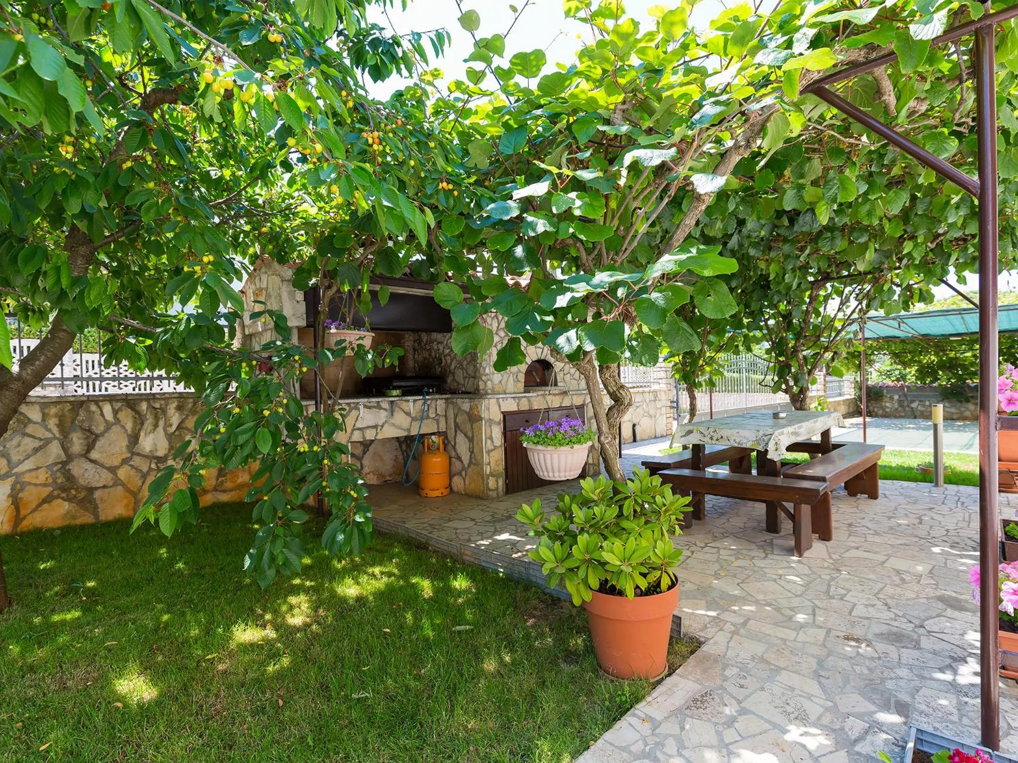 BBQ facilities in Apartments Davorka