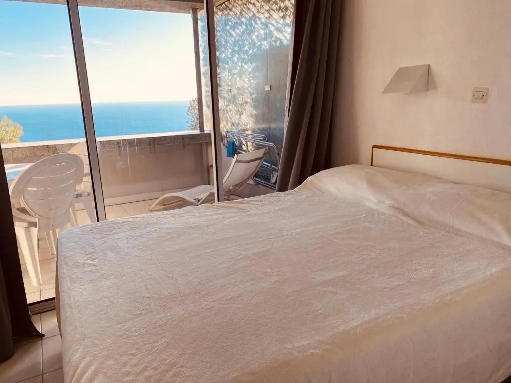 Bed in Sunny Home Costa Plana-Monaco -Cap D'Ail