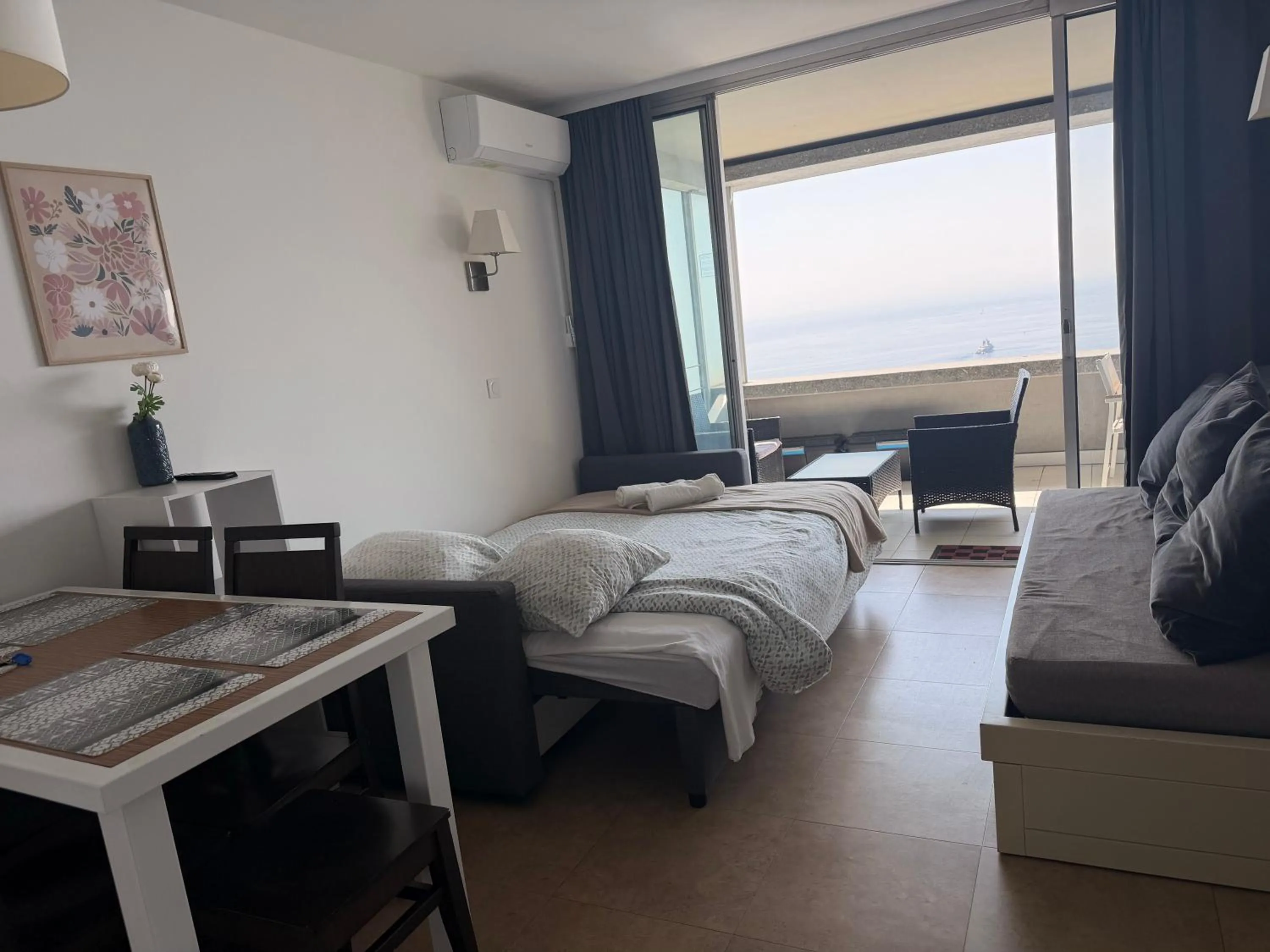 Bed in Sunny Home Costa Plana-Monaco -Cap D'Ail