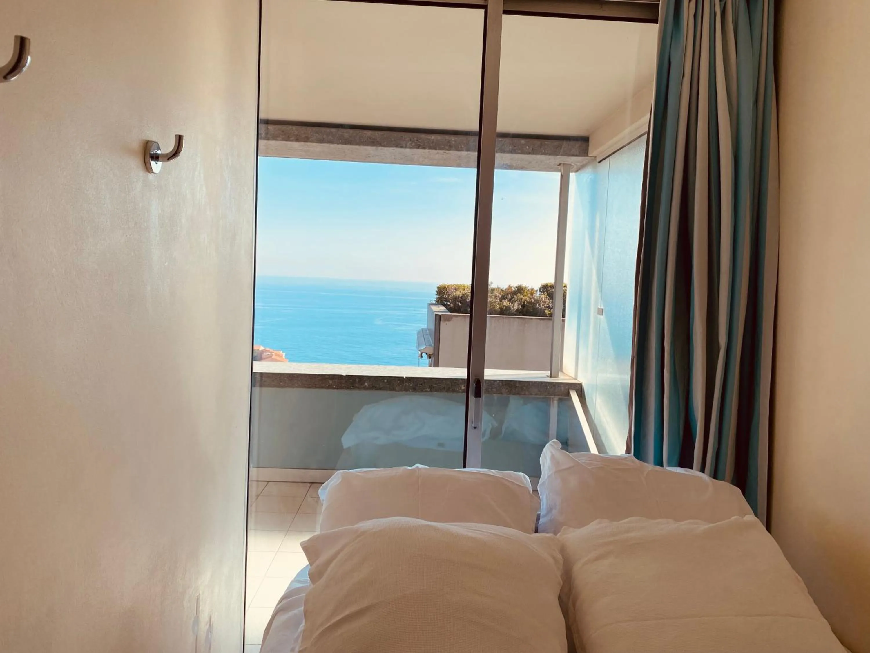 Bed in Sunny Home Costa Plana-Monaco -Cap D'Ail