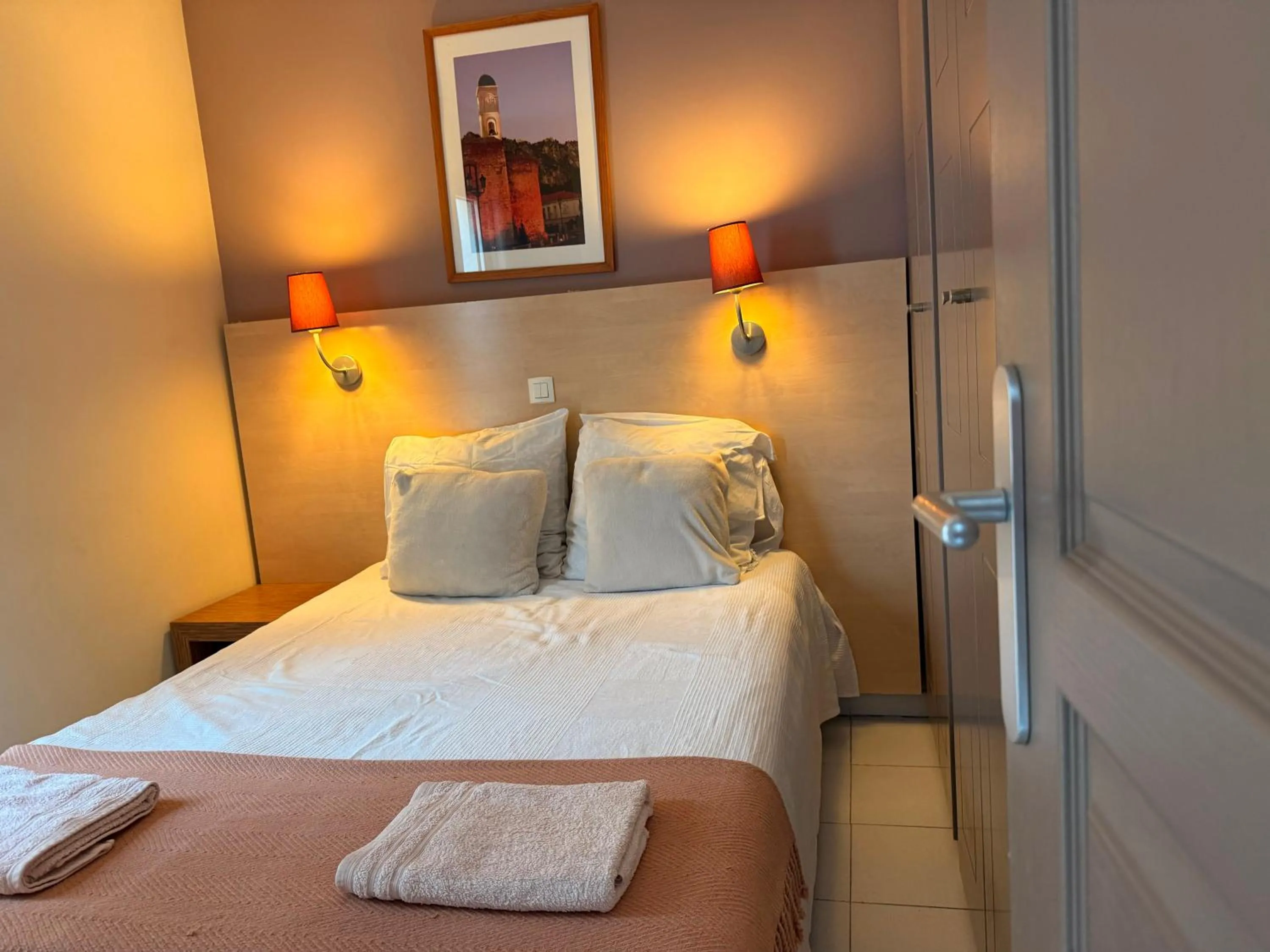 Bed in Sunny Home Costa Plana-Monaco -Cap D'Ail