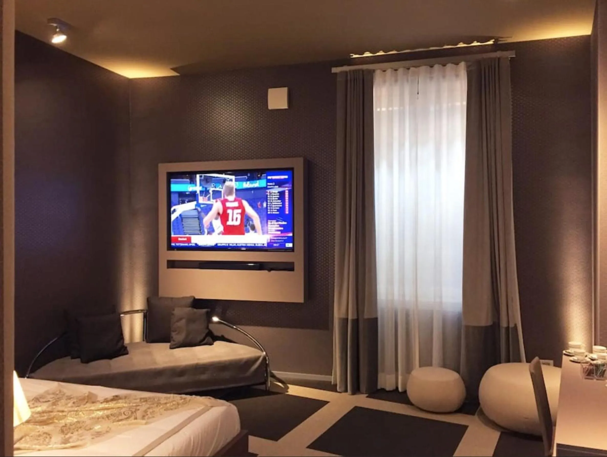 TV and multimedia, Bed in Private Luxury Suites