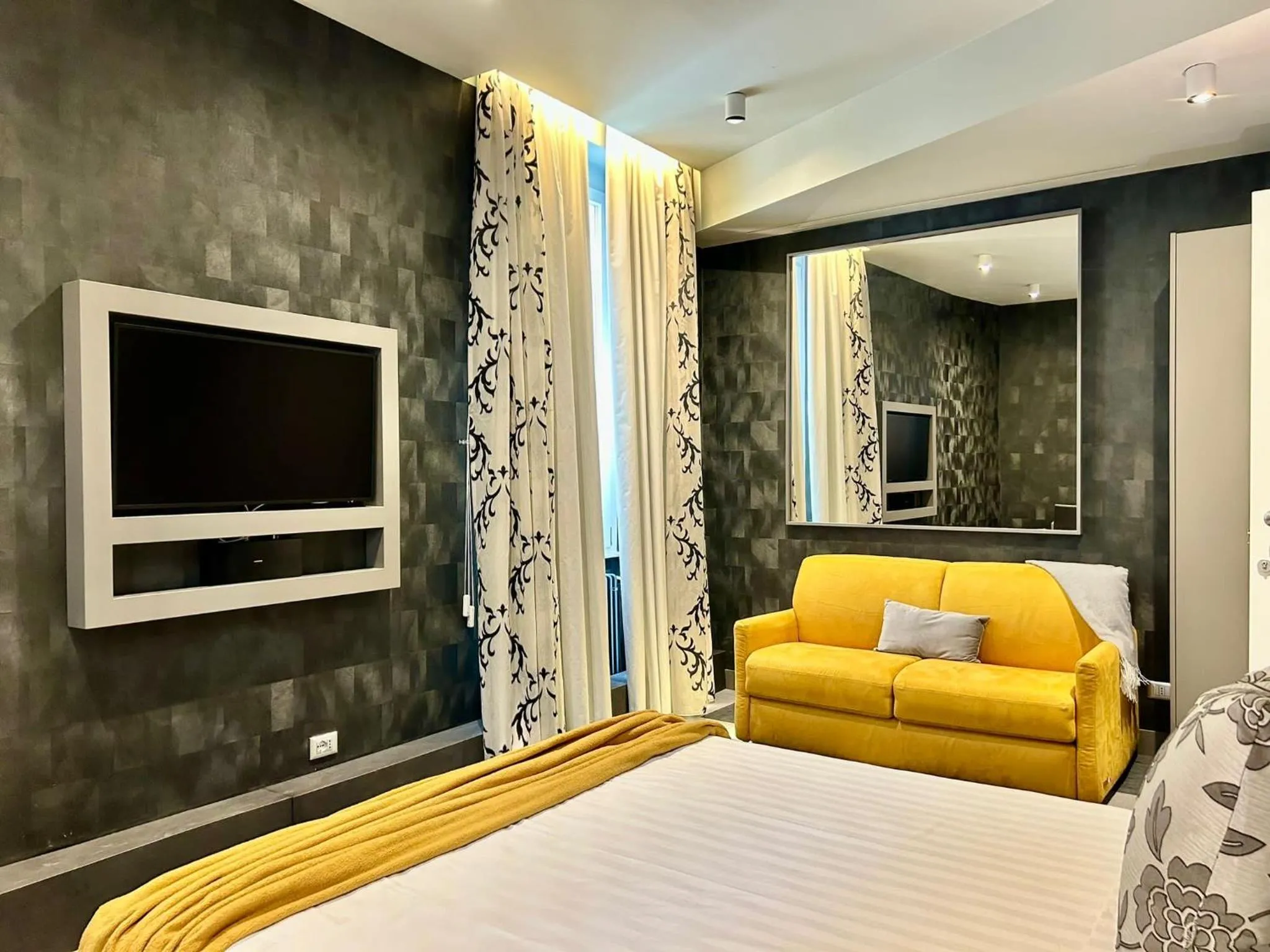 Communal lounge/ TV room, Bed in Private Luxury Suites