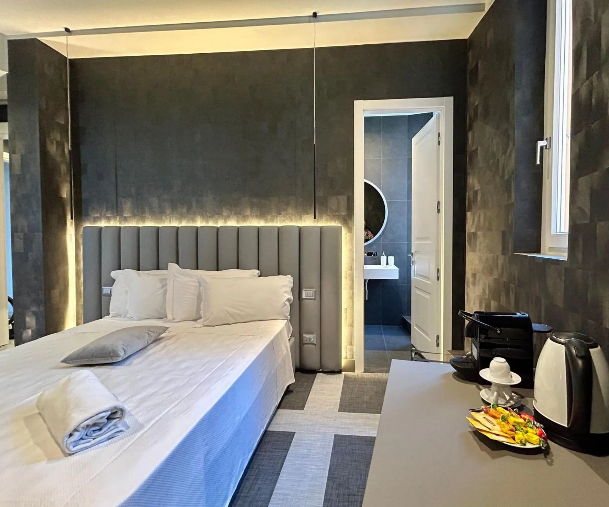 Coffee/tea facilities, Bed in Private Luxury Suites