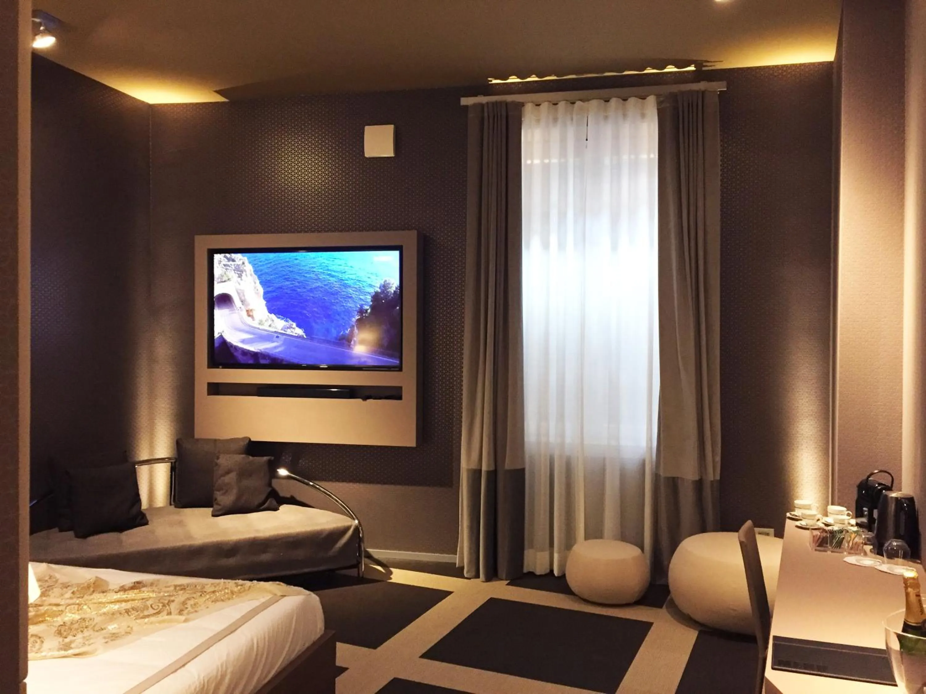 TV and multimedia, Bed in Private Luxury Suites