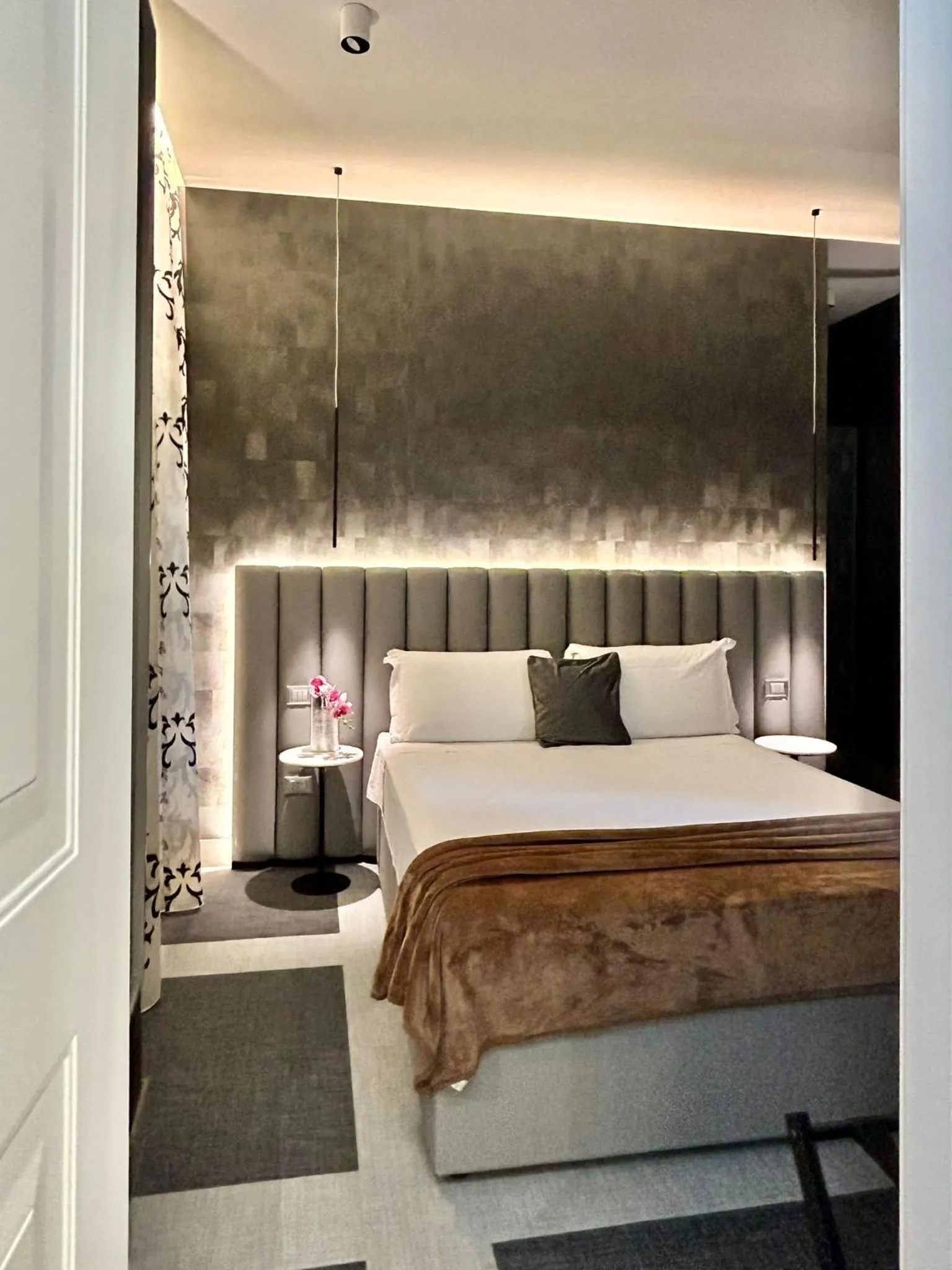 Photo of the whole room, Bed in Private Luxury Suites