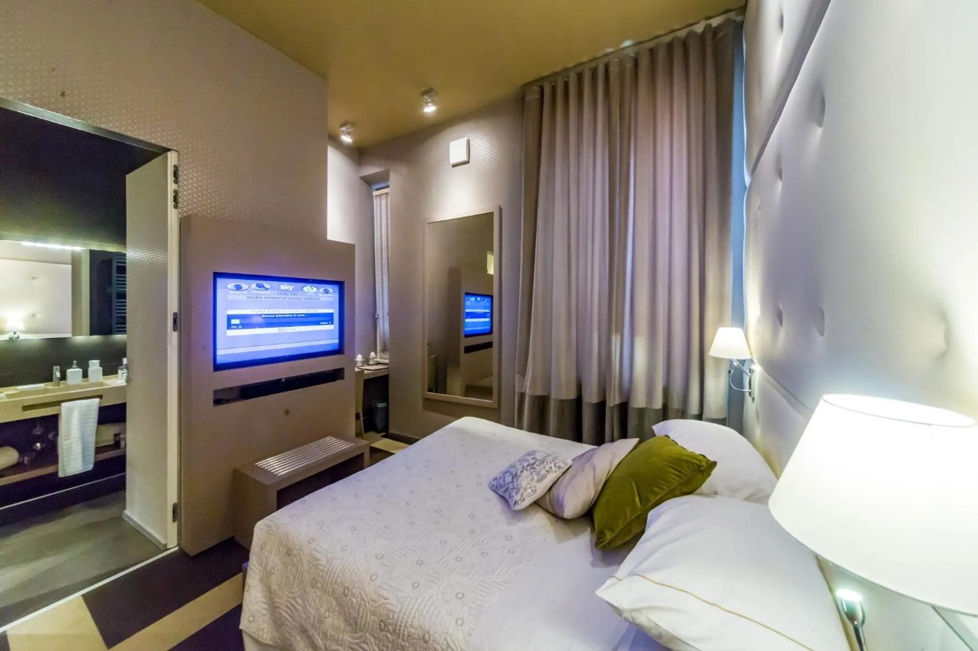 TV and multimedia, Bed in Private Luxury Suites
