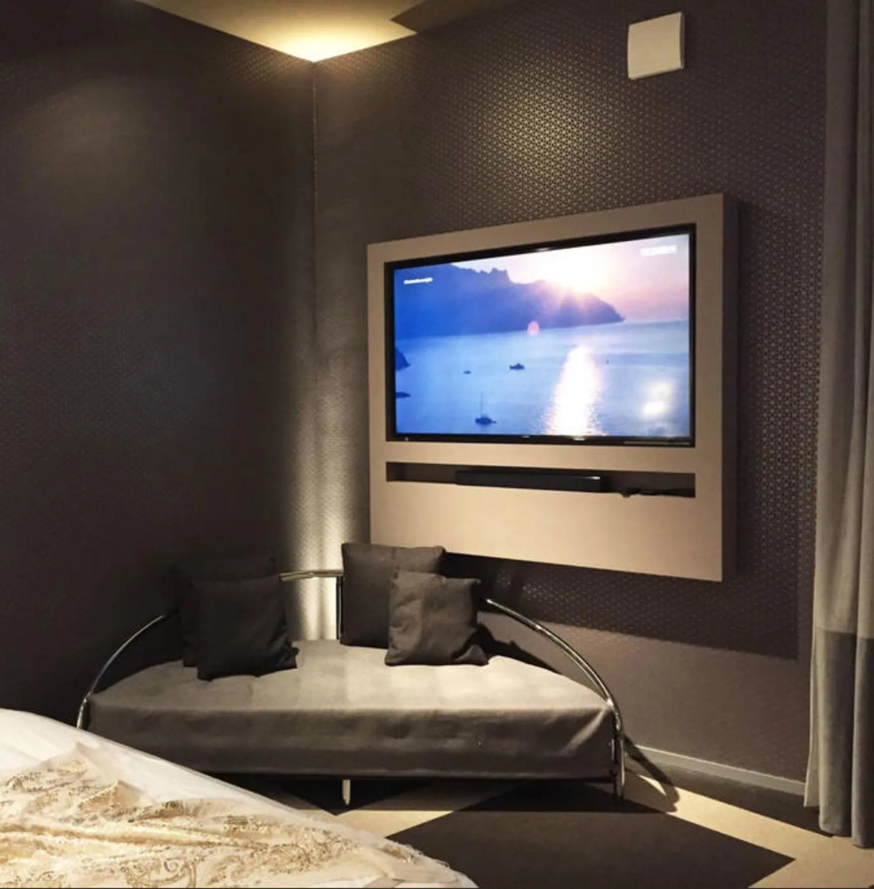 TV and multimedia, Bed in Private Luxury Suites