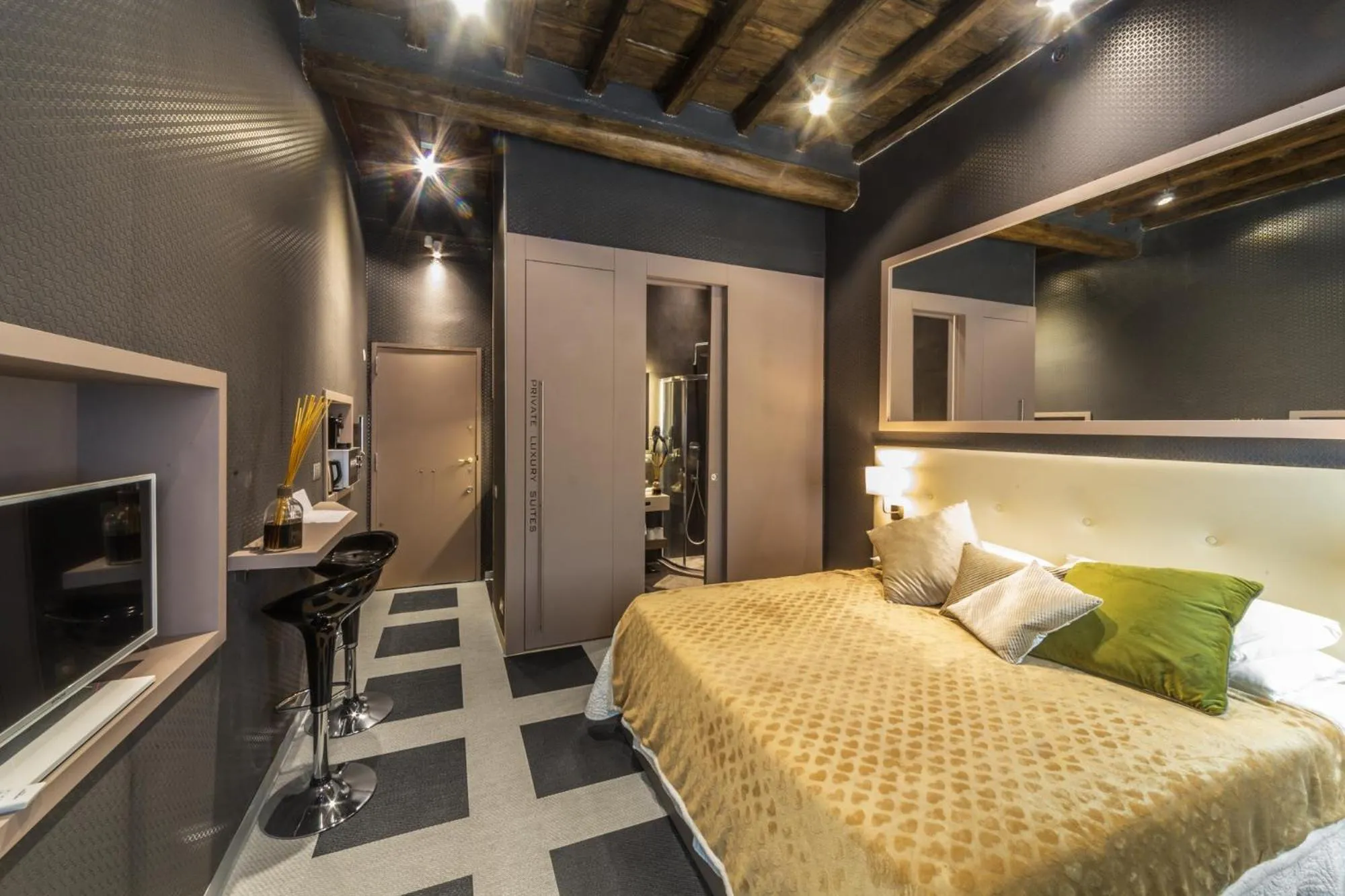 Photo of the whole room, Bed in Private Luxury Suites
