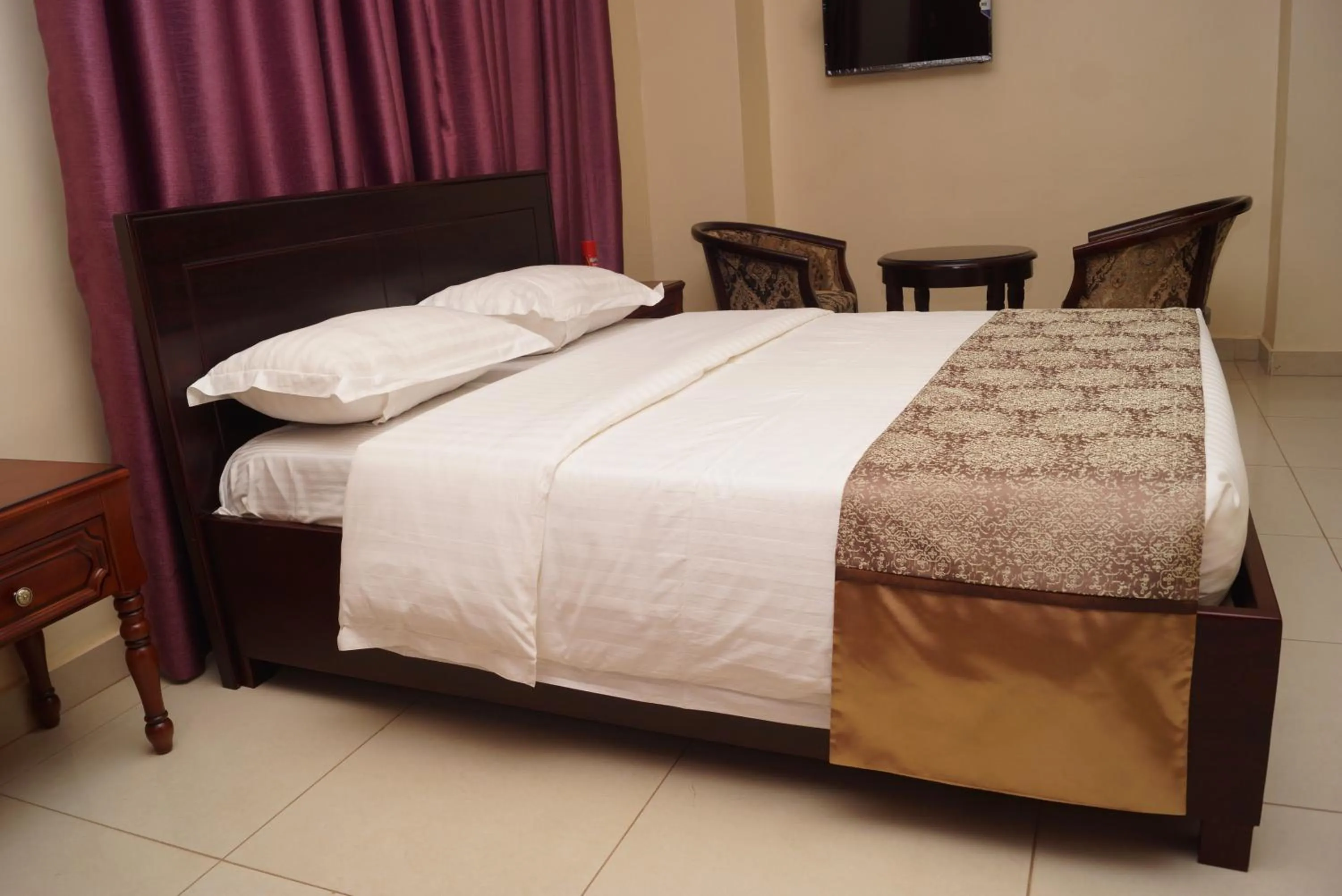 Bed in Diamonds Hotel Kampala