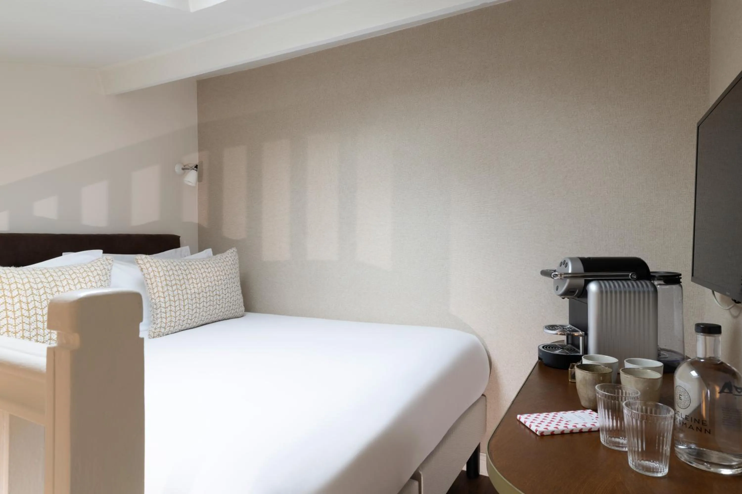 Bed in Hôtel Madeleine Haussmann