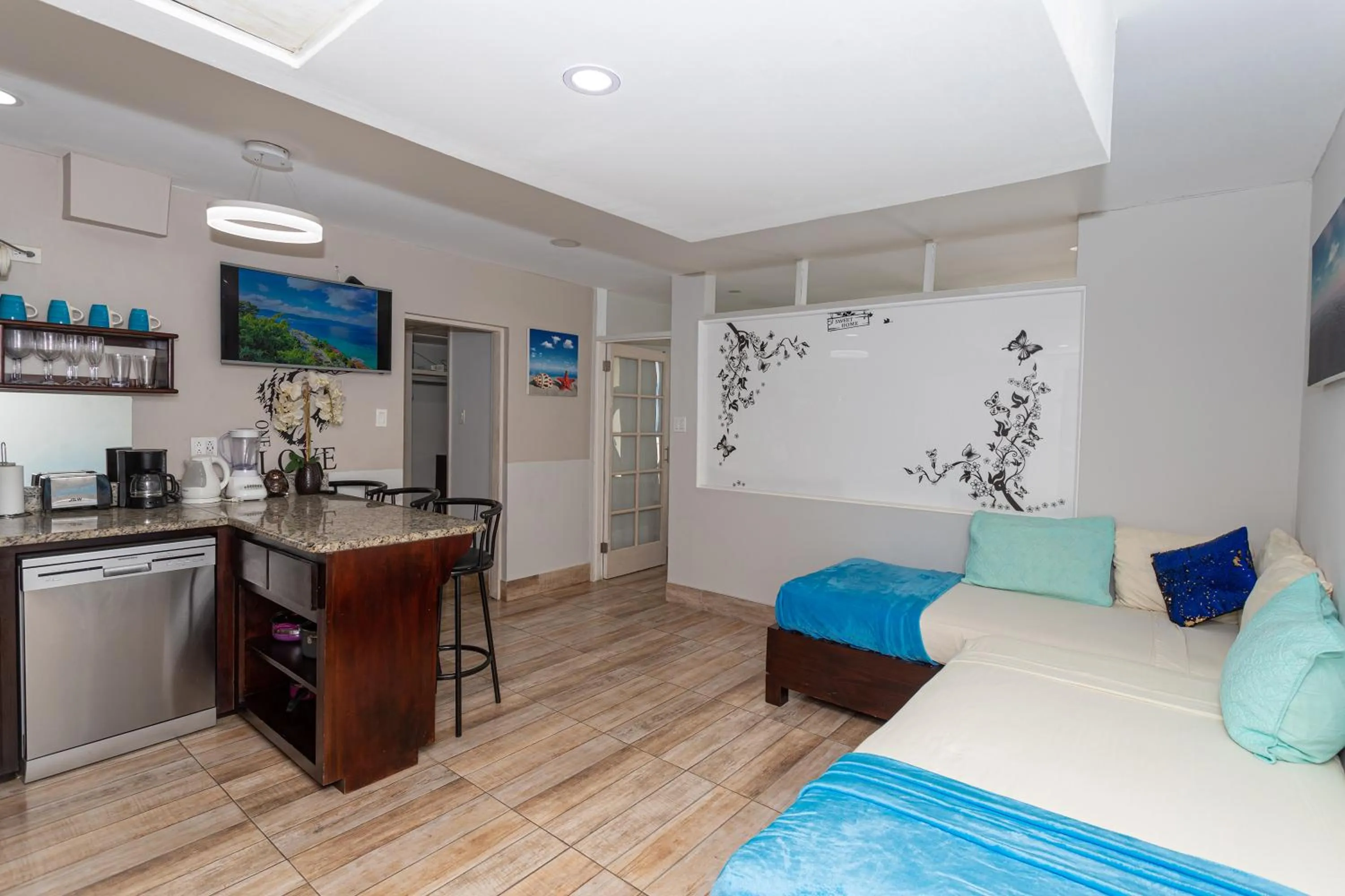 TV and multimedia in Montego Bay Club Apartments