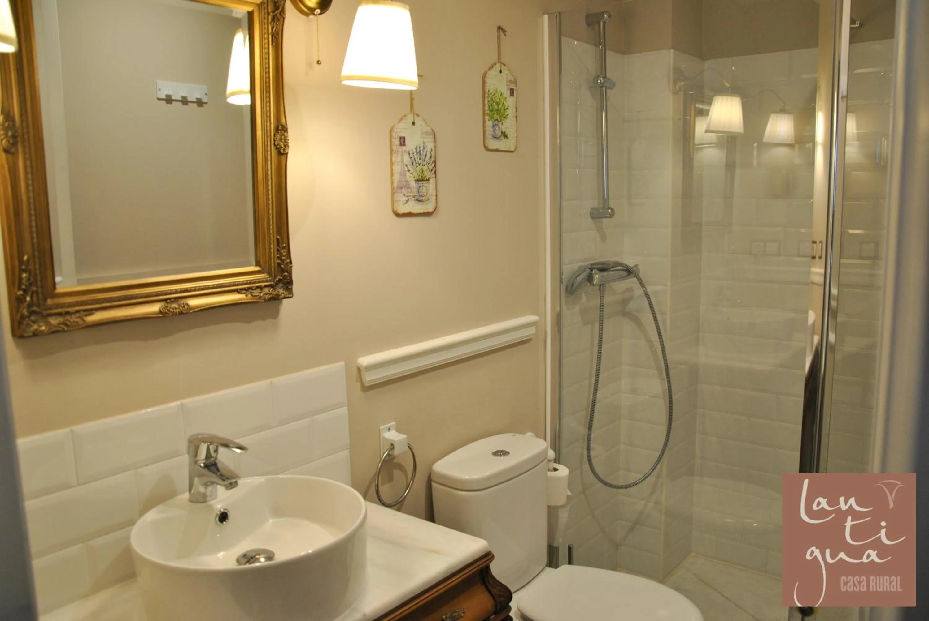 Bathroom in LANTIGUA CASA RURAL