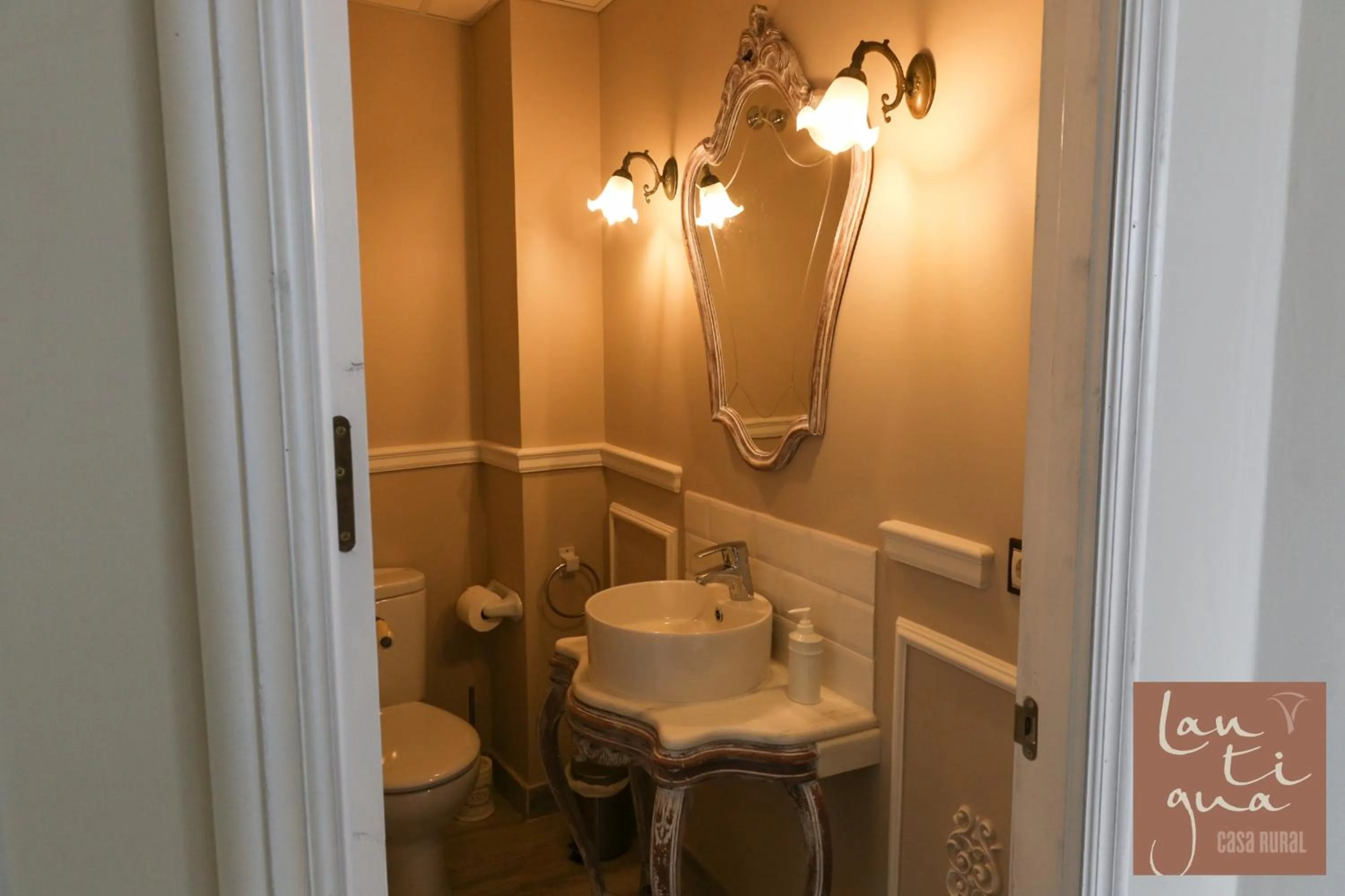 Bathroom in LANTIGUA CASA RURAL