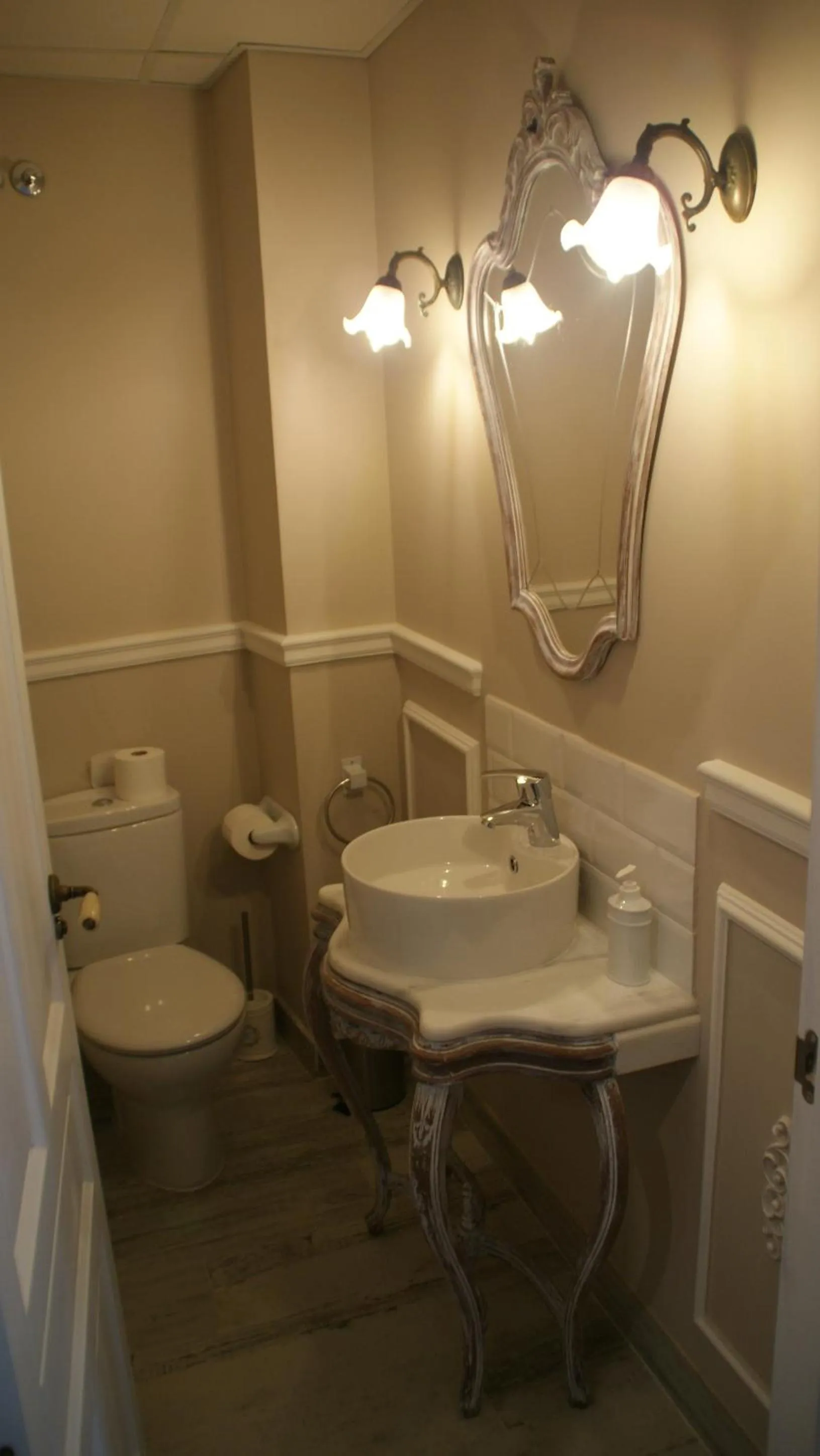 Toilet in LANTIGUA CASA RURAL