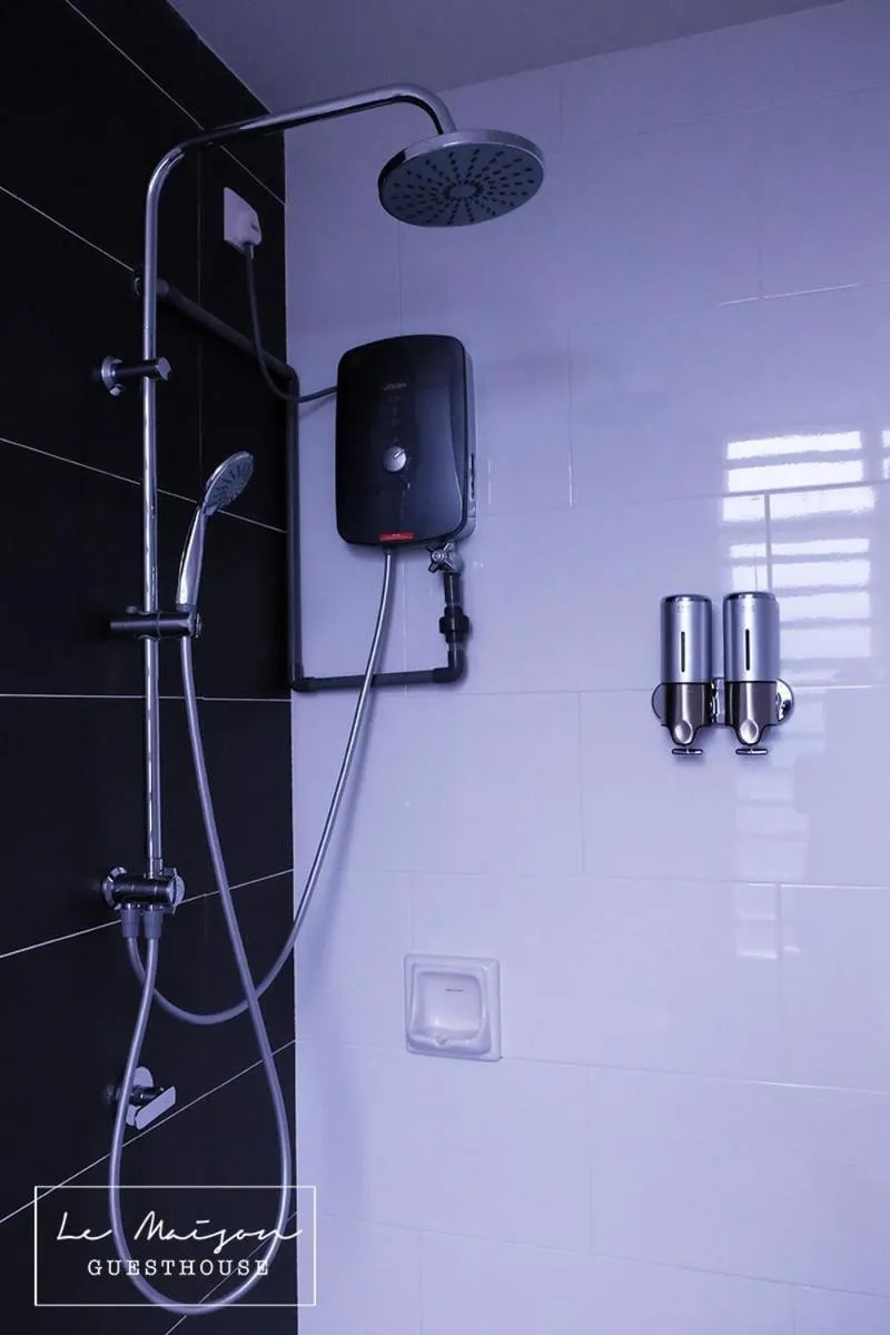 Shower in Le Maison GuestHouse Ipoh Majestic