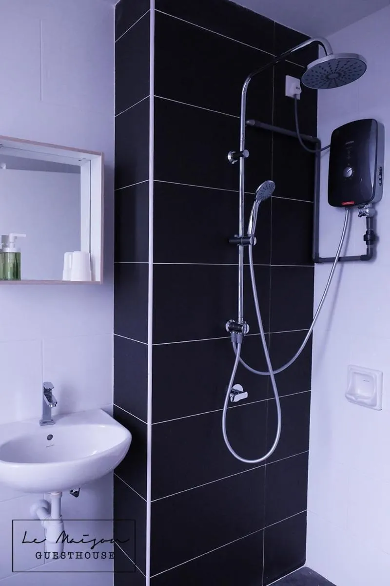 Shower in Le Maison GuestHouse Ipoh Majestic