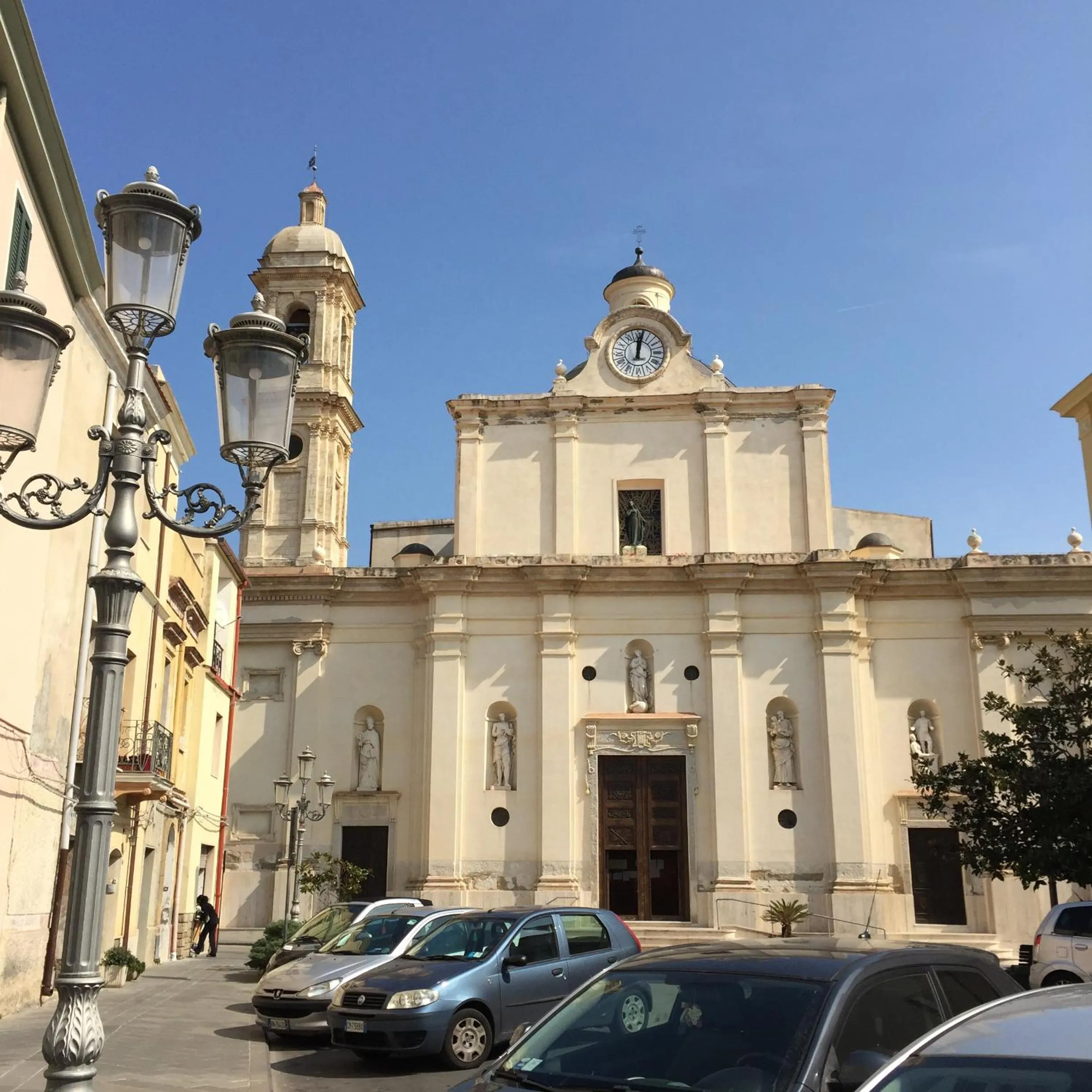 Nearby landmark in 4 in piazza