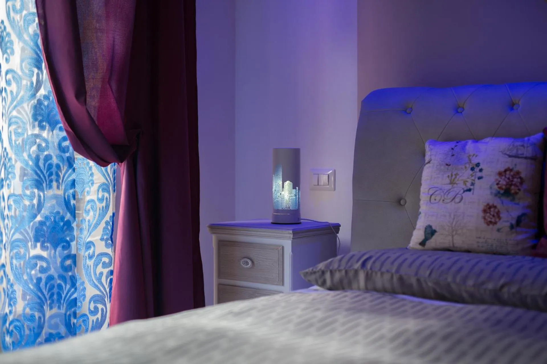 Photo of the whole room, Bed in SuiteIRIS B&B