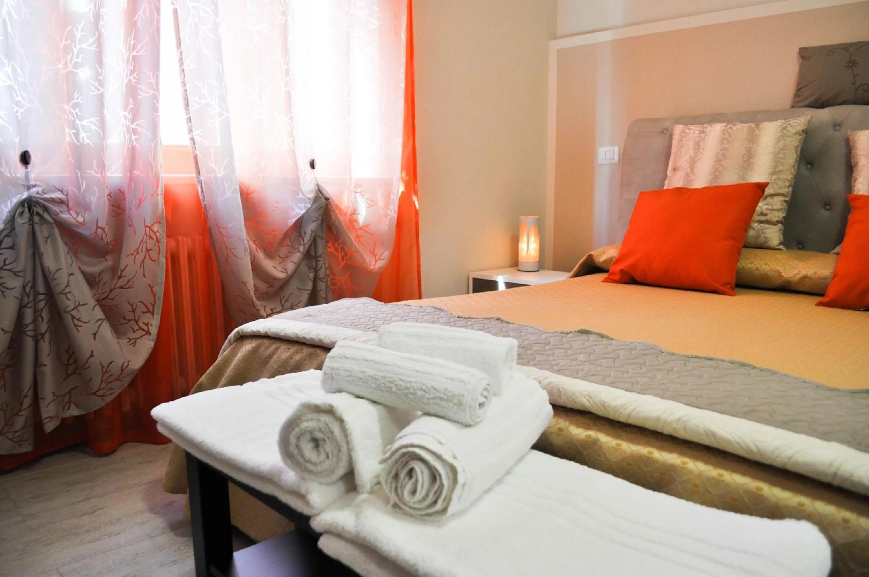 Photo of the whole room, Bed in SuiteIRIS B&B