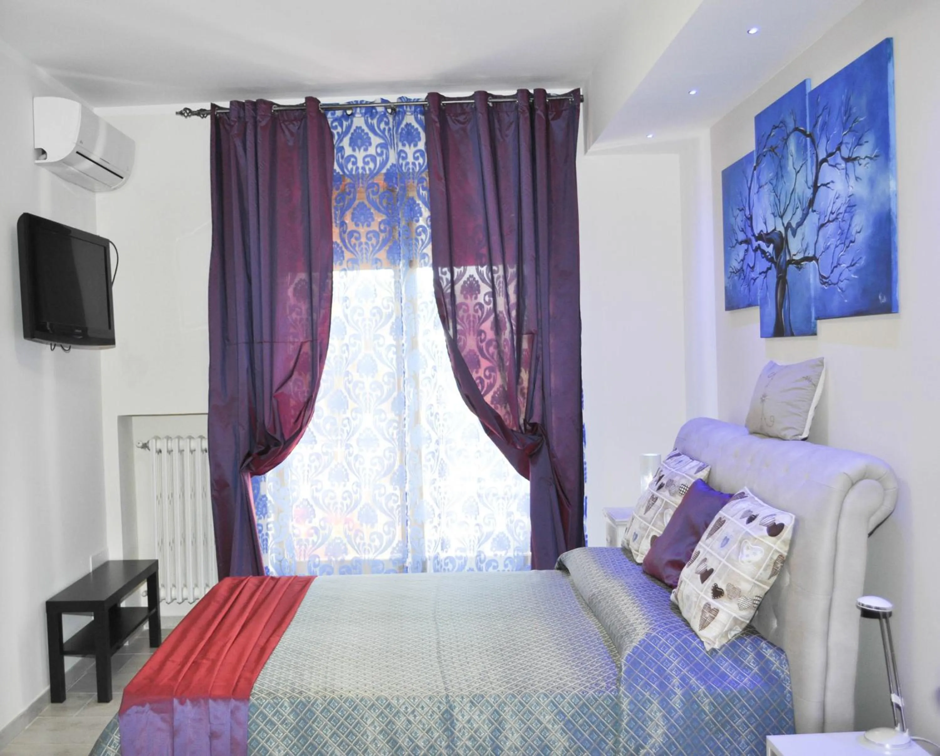 Photo of the whole room, Bed in SuiteIRIS B&B