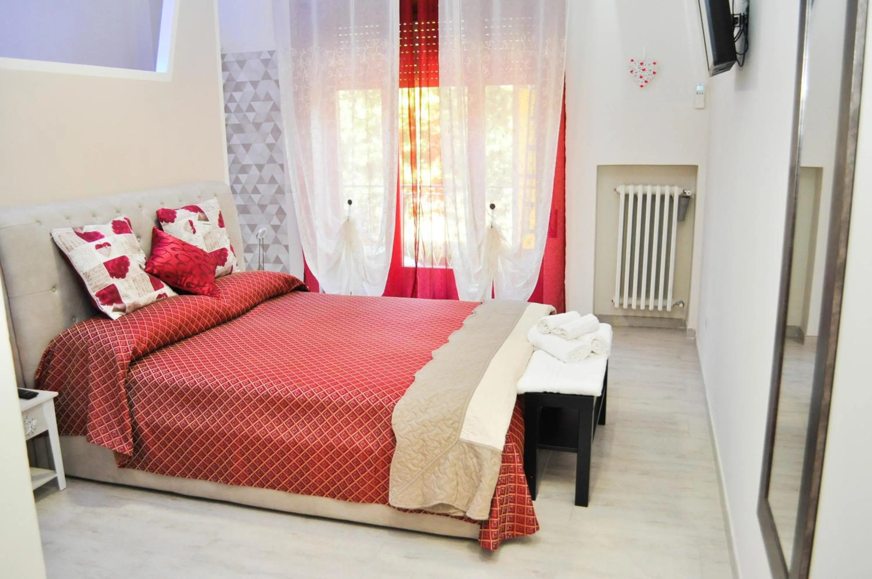 Photo of the whole room, Bed in SuiteIRIS B&B