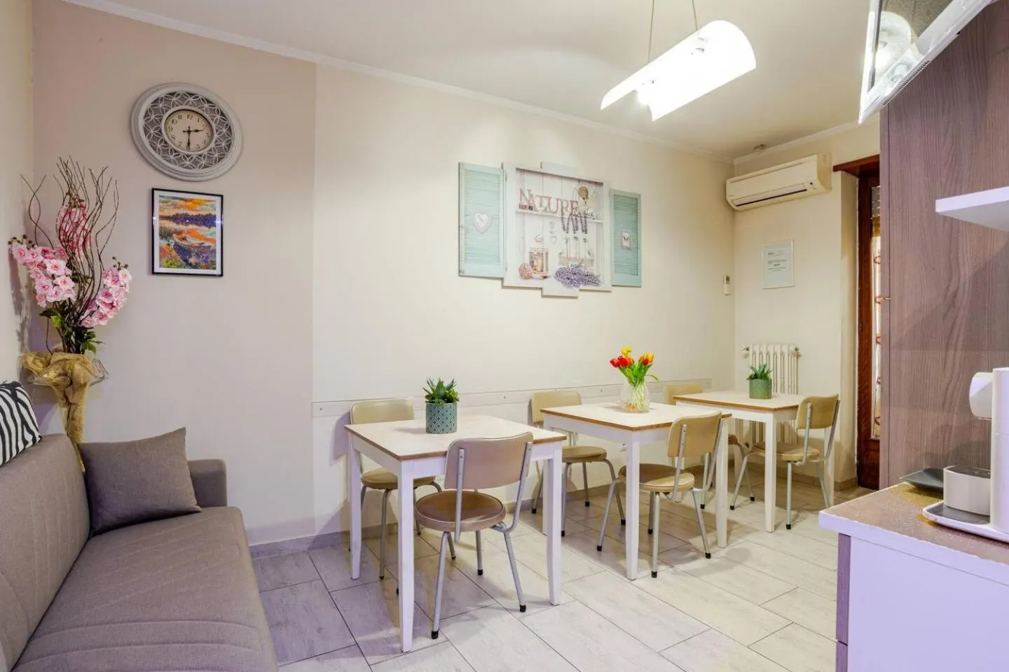 Dining area in SuiteIRIS B&B