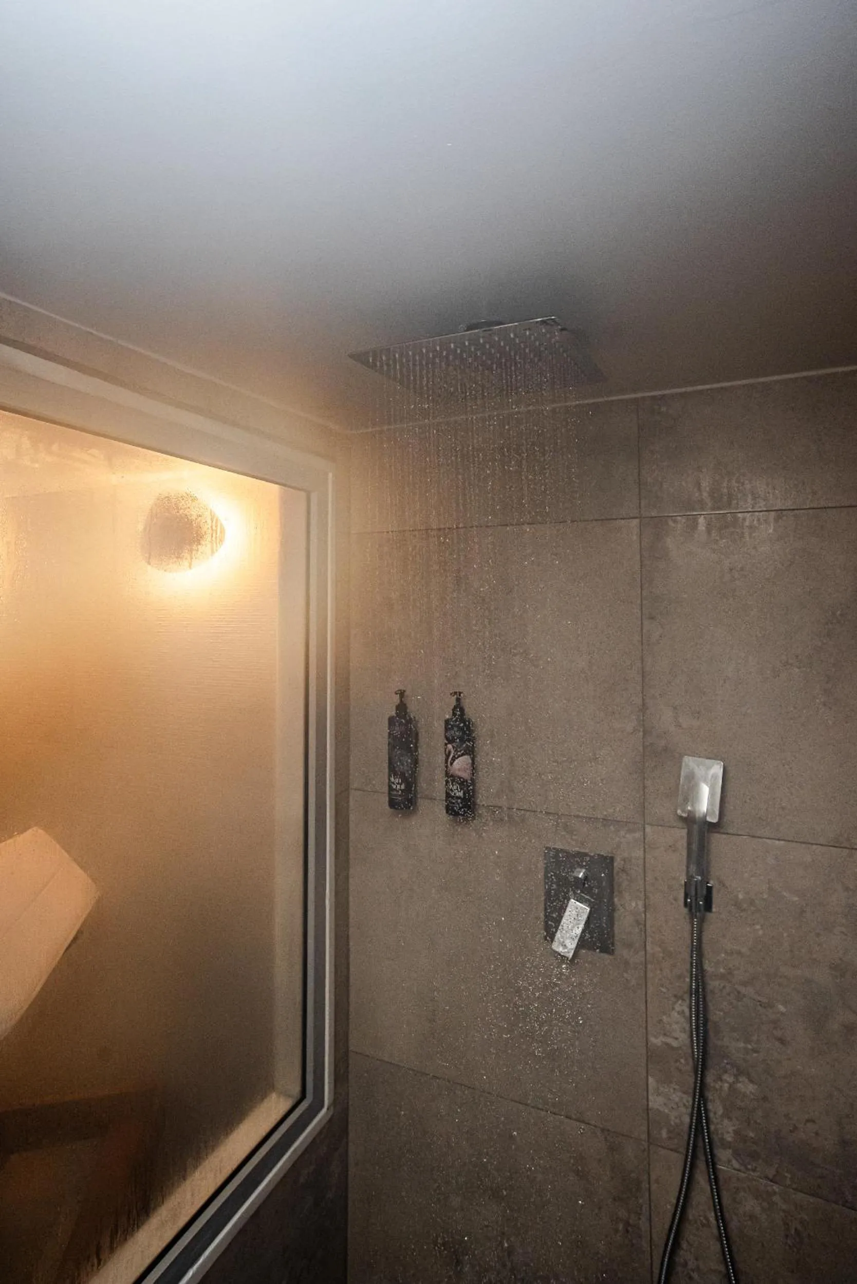 Shower in White Luxury