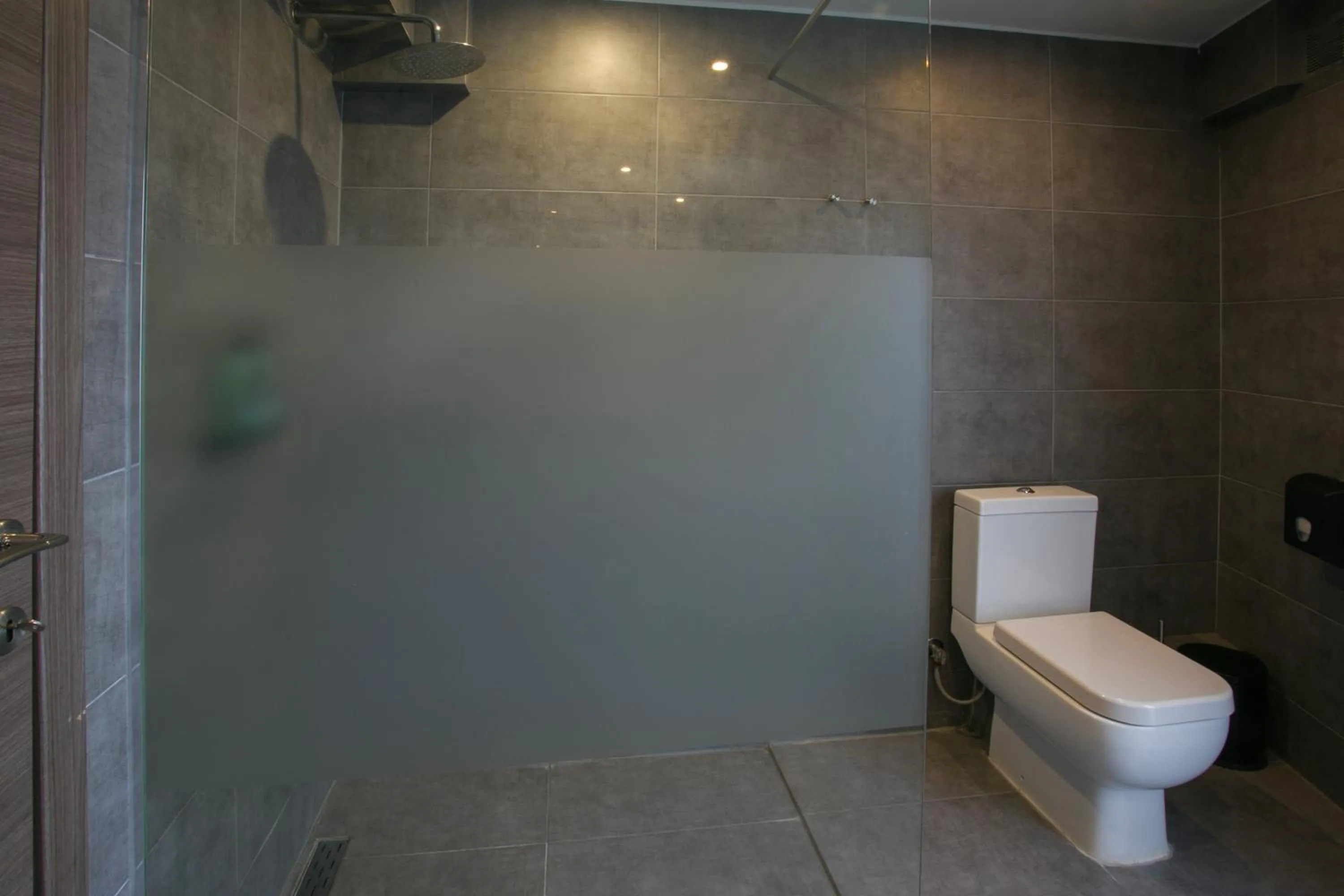 Shower in White Luxury