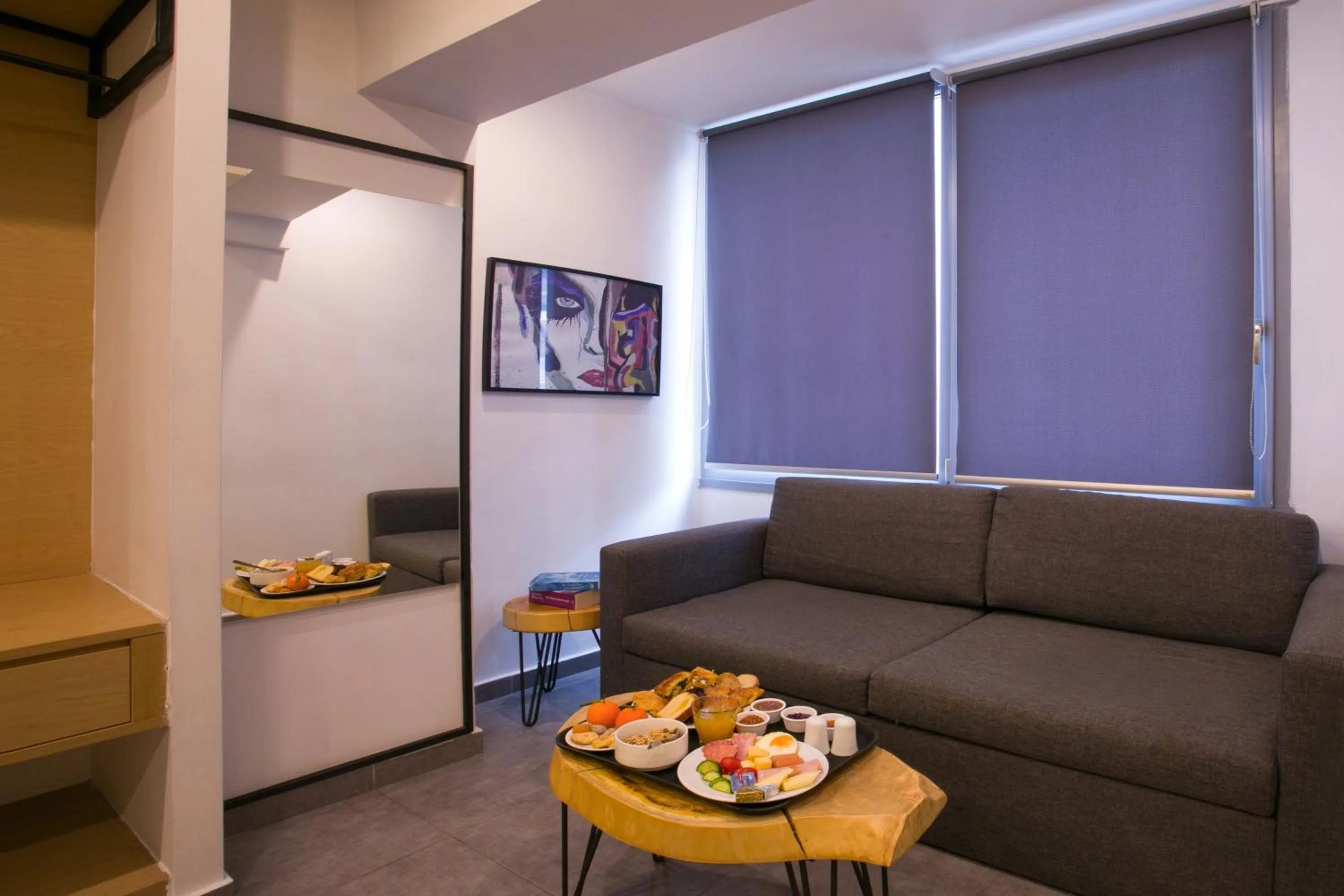 Food and drinks in White Luxury