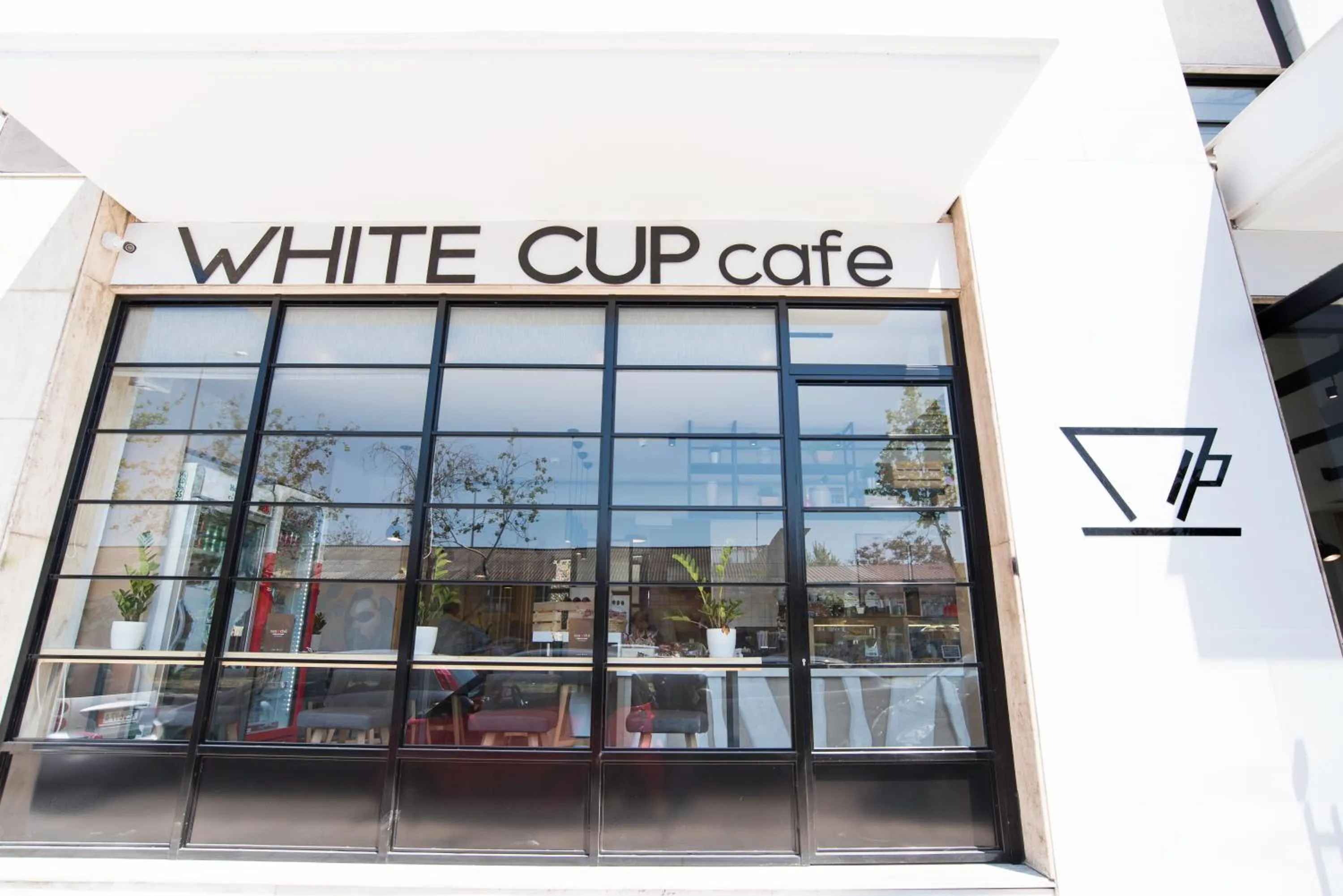 Restaurant/places to eat in White Luxury