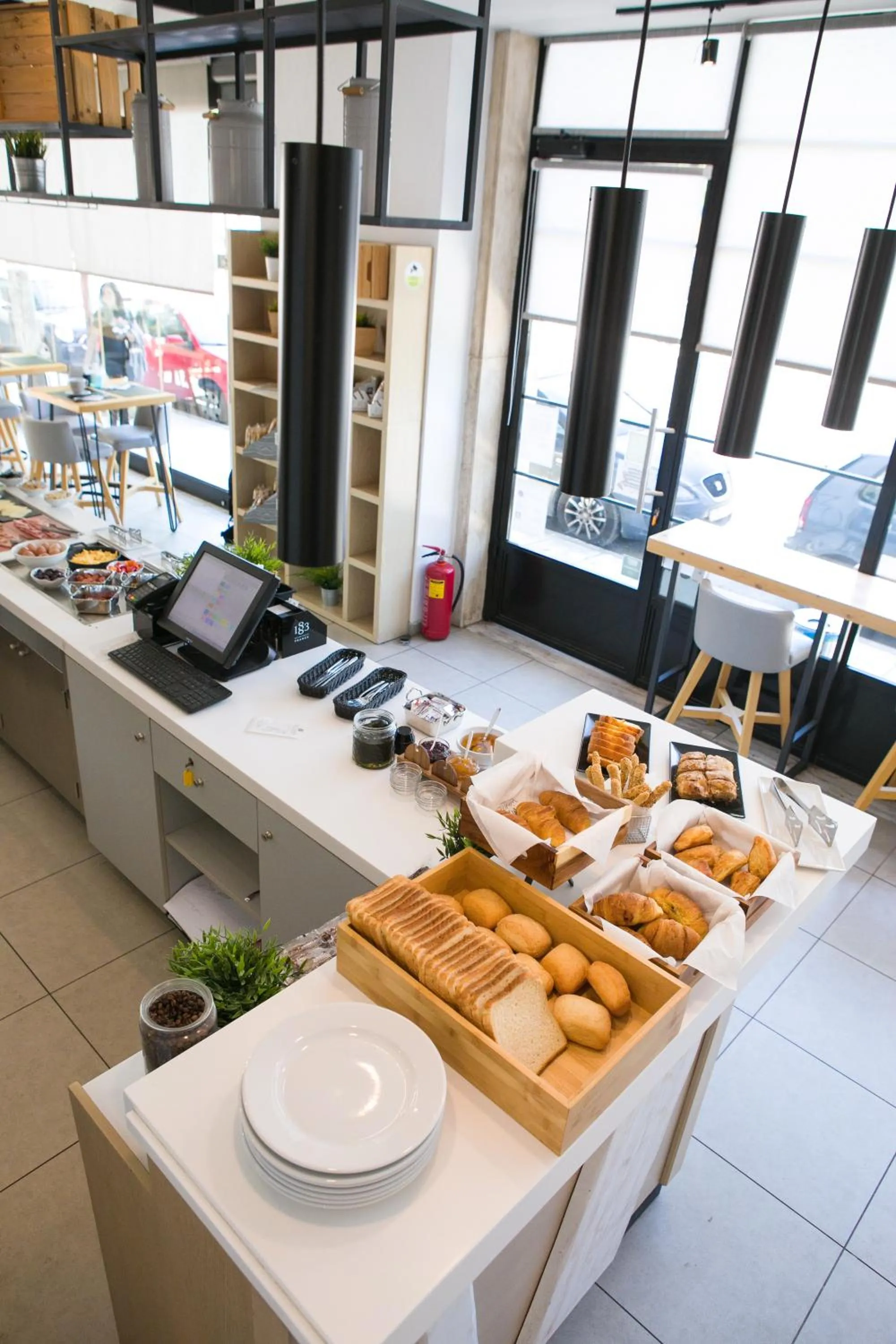 Breakfast in White Luxury