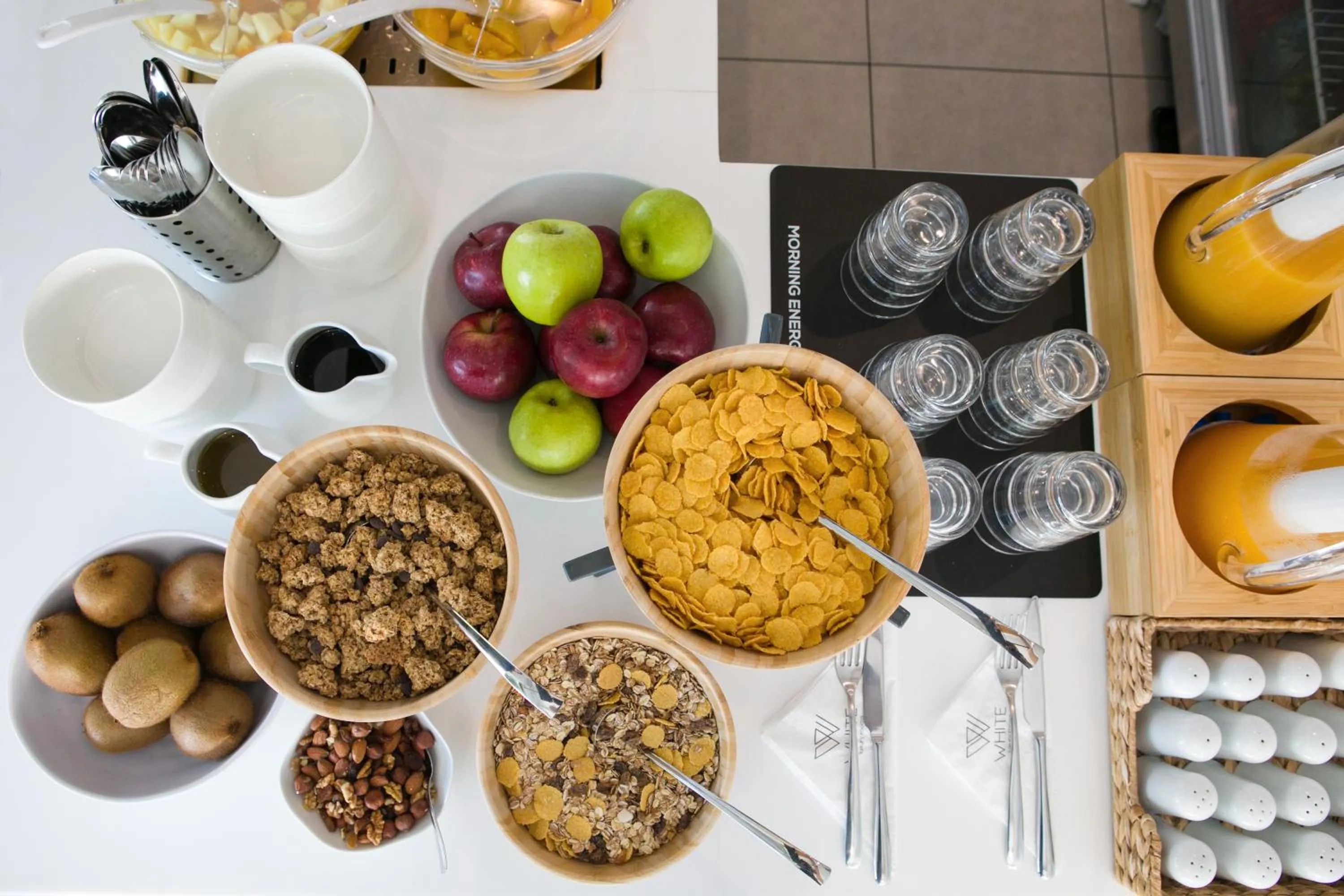 Breakfast in White Luxury