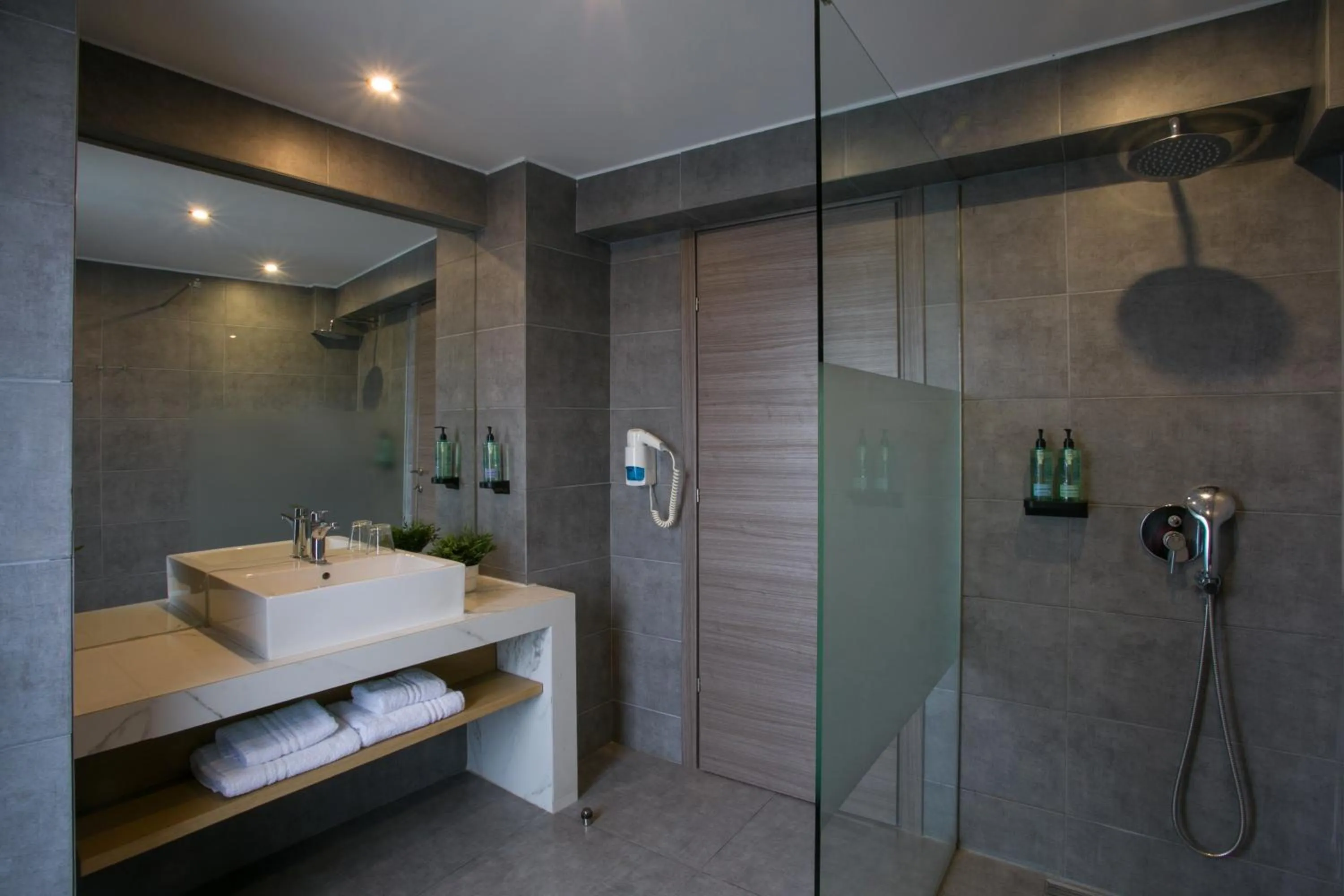 Shower in White Luxury