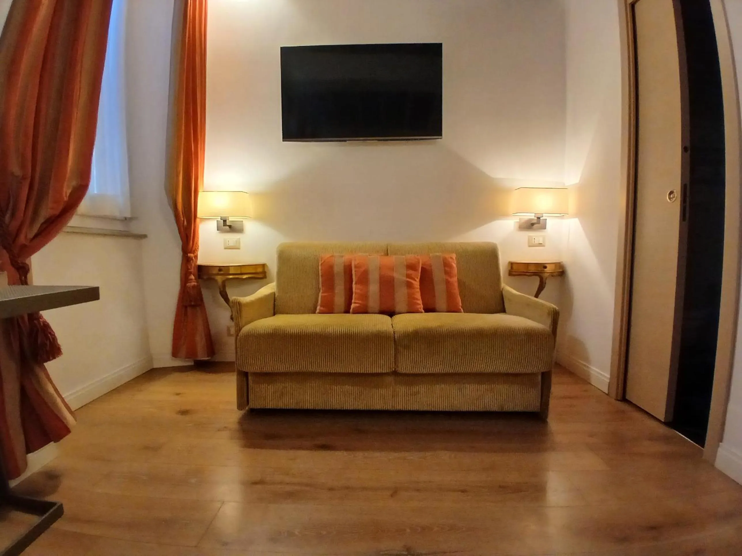 Decorative detail in Excellent Trinity Rooms