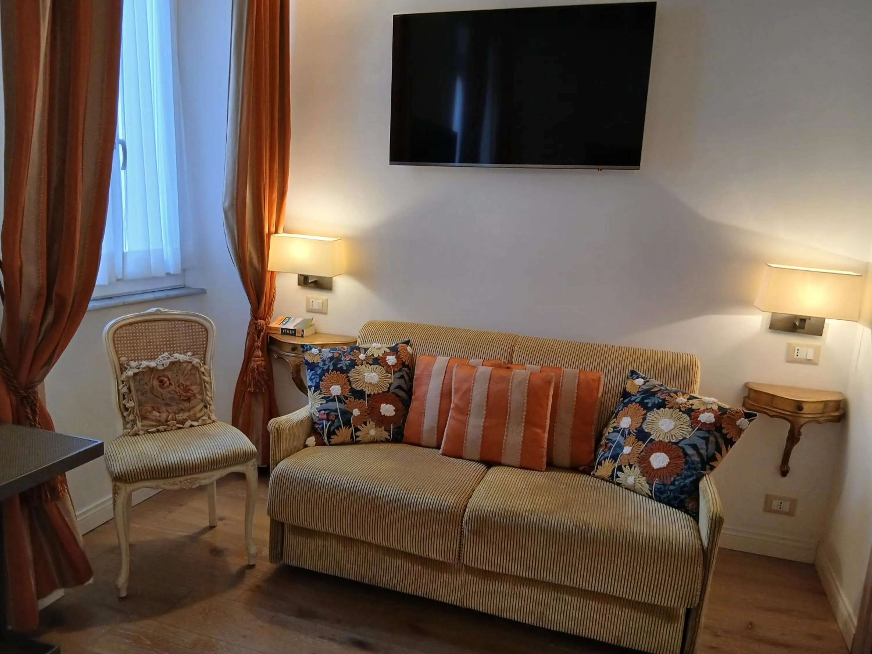 Decorative detail in Excellent Trinity Rooms