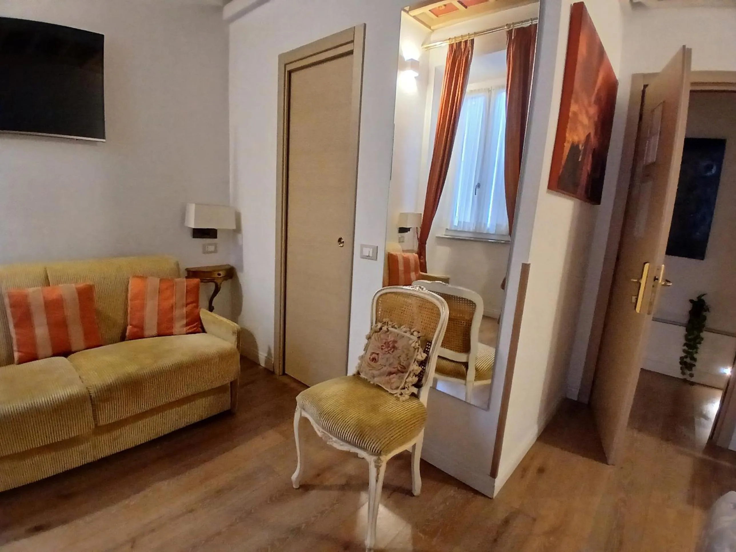 Decorative detail in Excellent Trinity Rooms