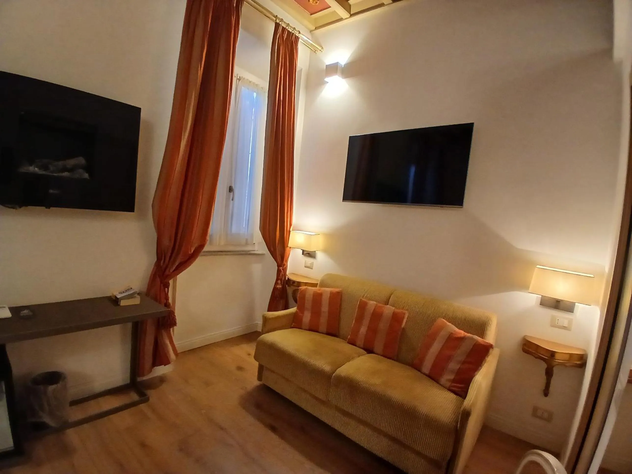 Decorative detail in Excellent Trinity Rooms