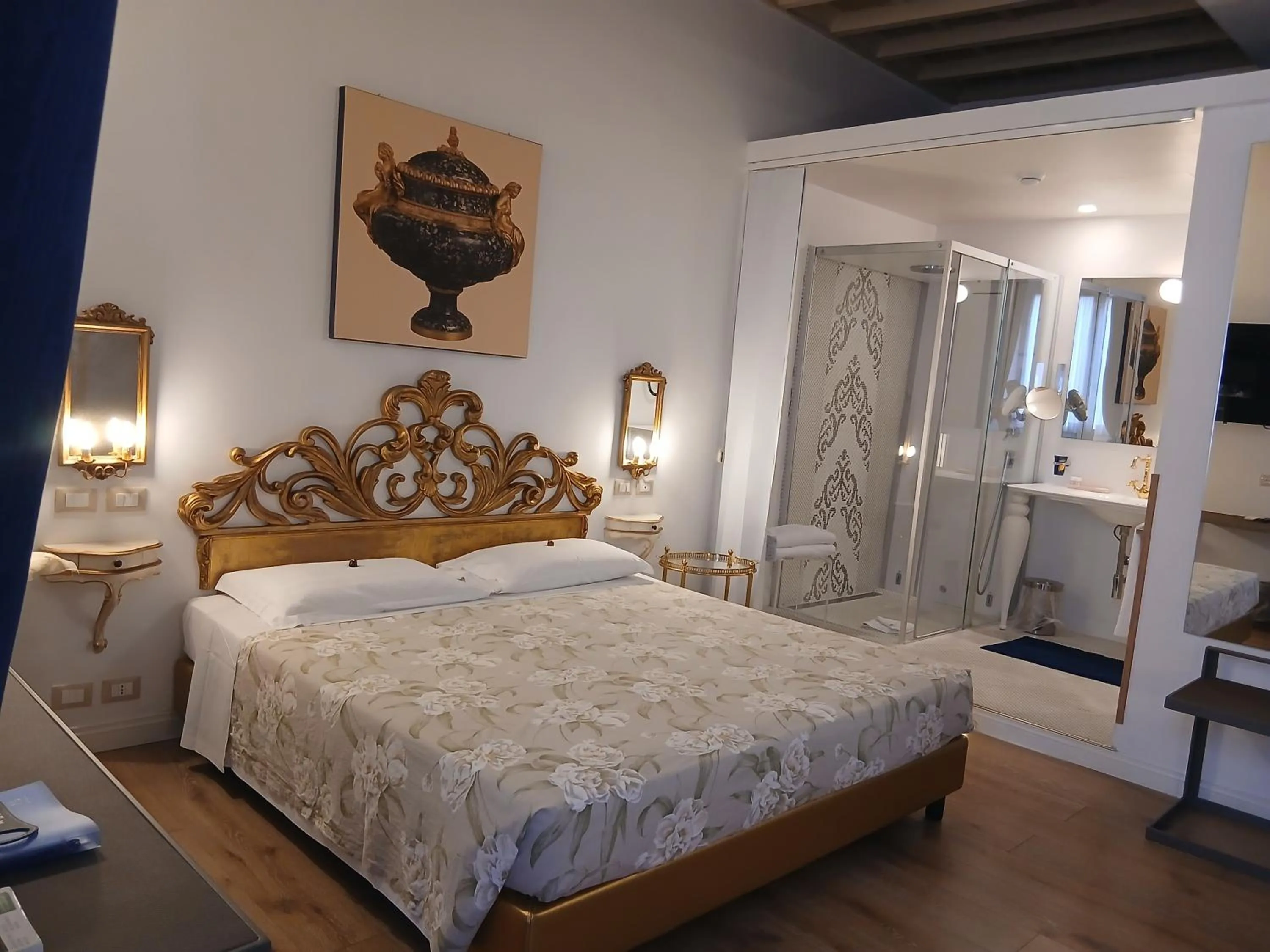 Bedroom, Bed in Excellent Trinity Rooms