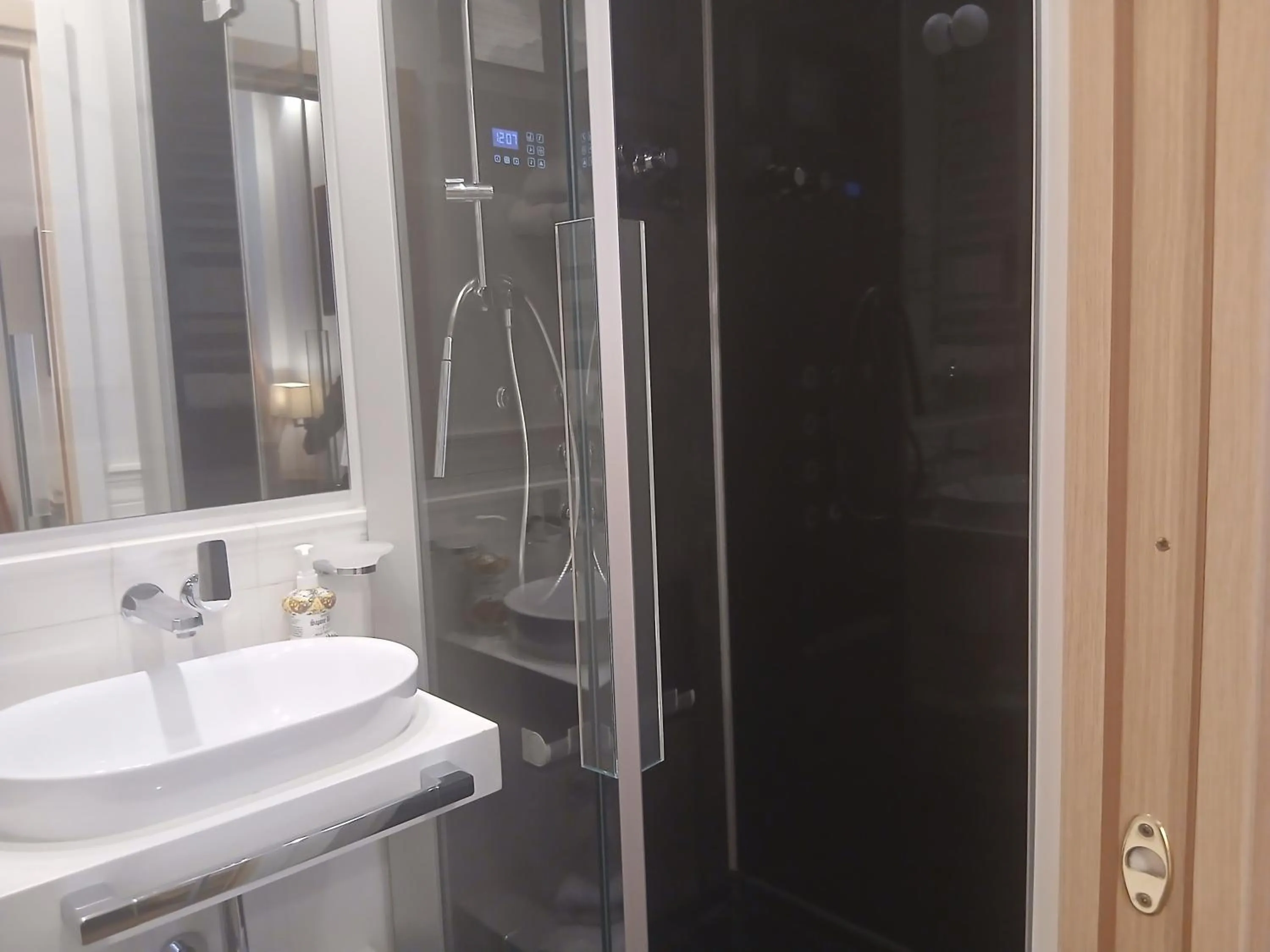 Shower in Excellent Trinity Rooms