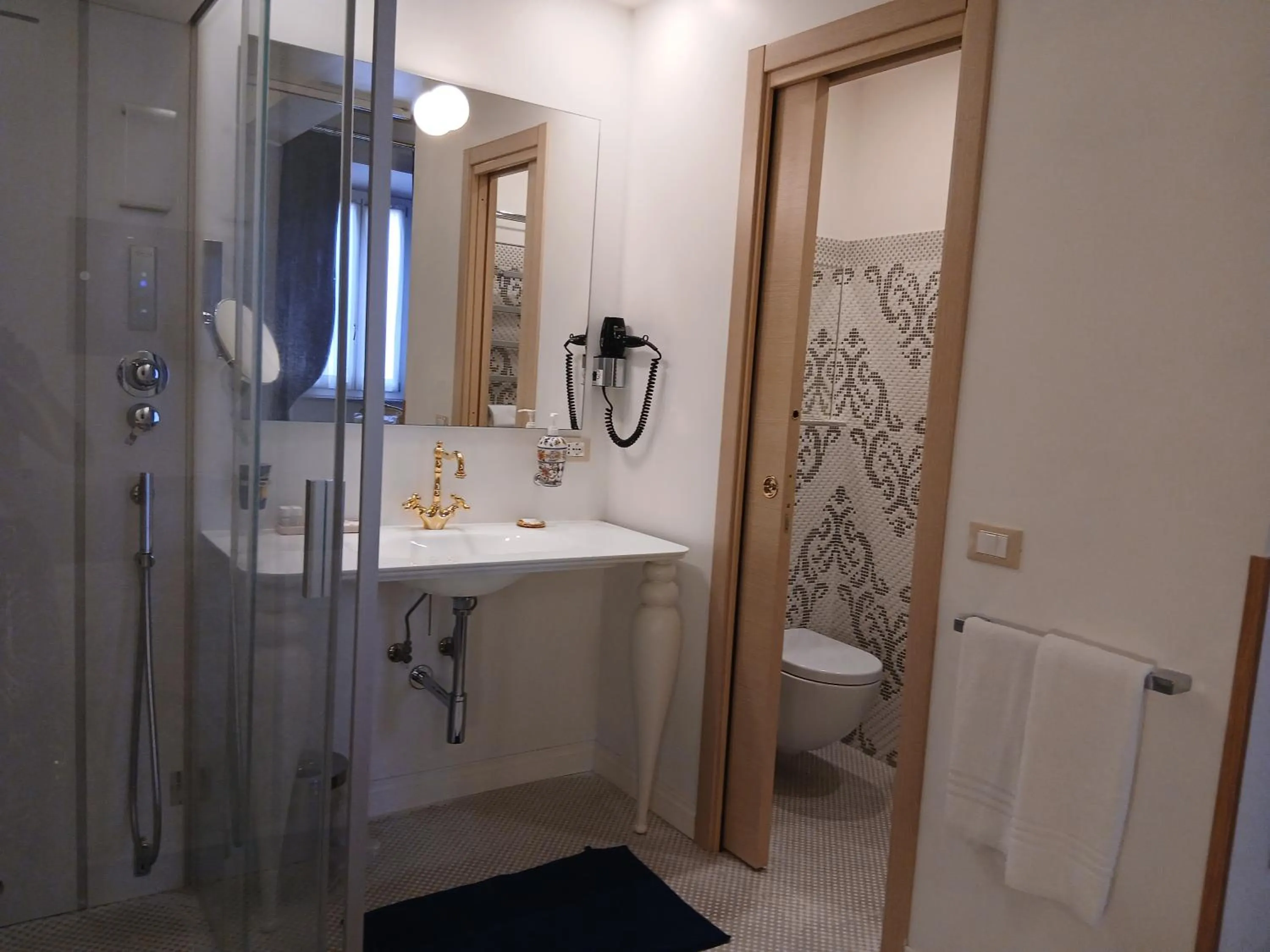 Bathroom in Excellent Trinity Rooms