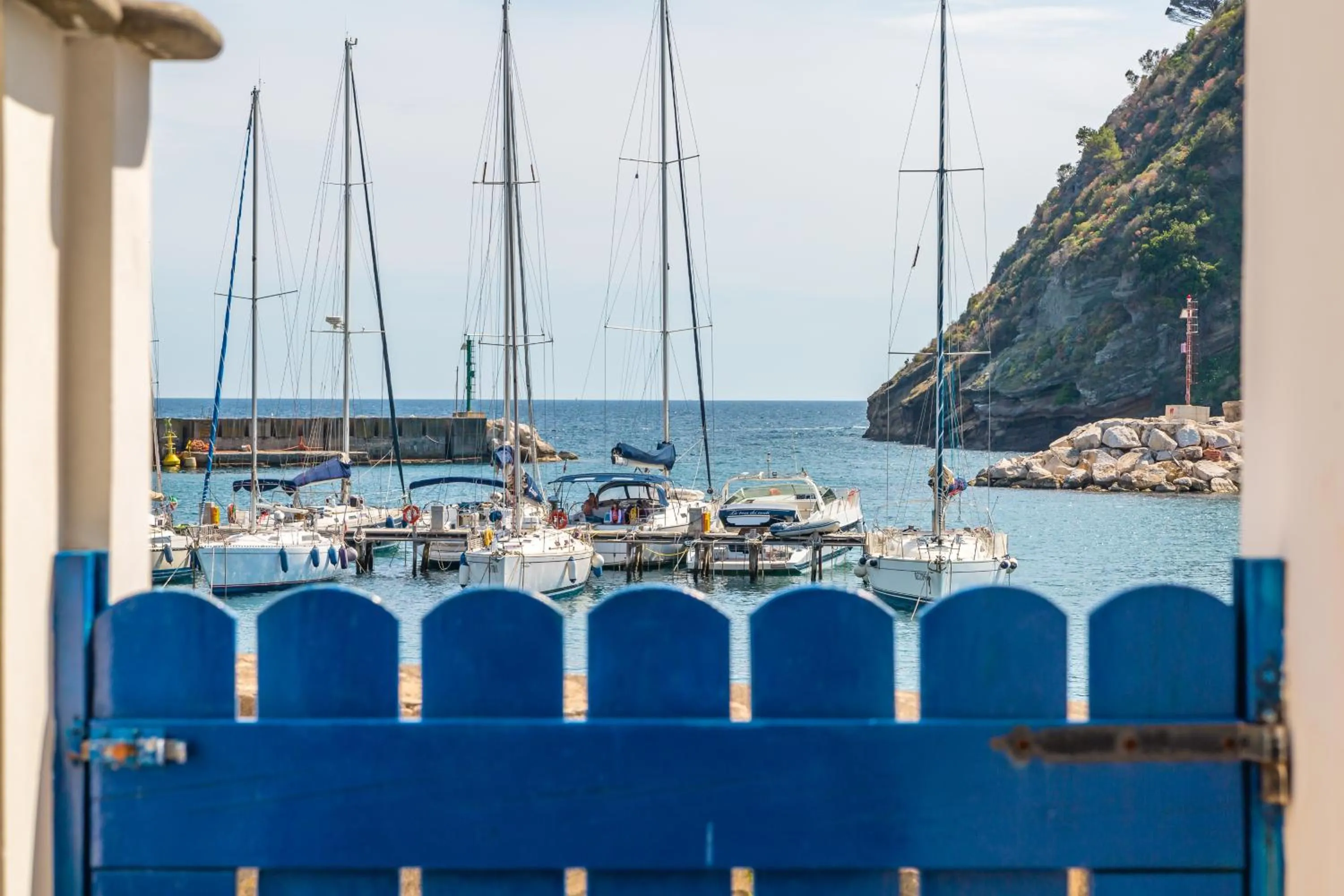 La finestra sul mare by Tizzano House