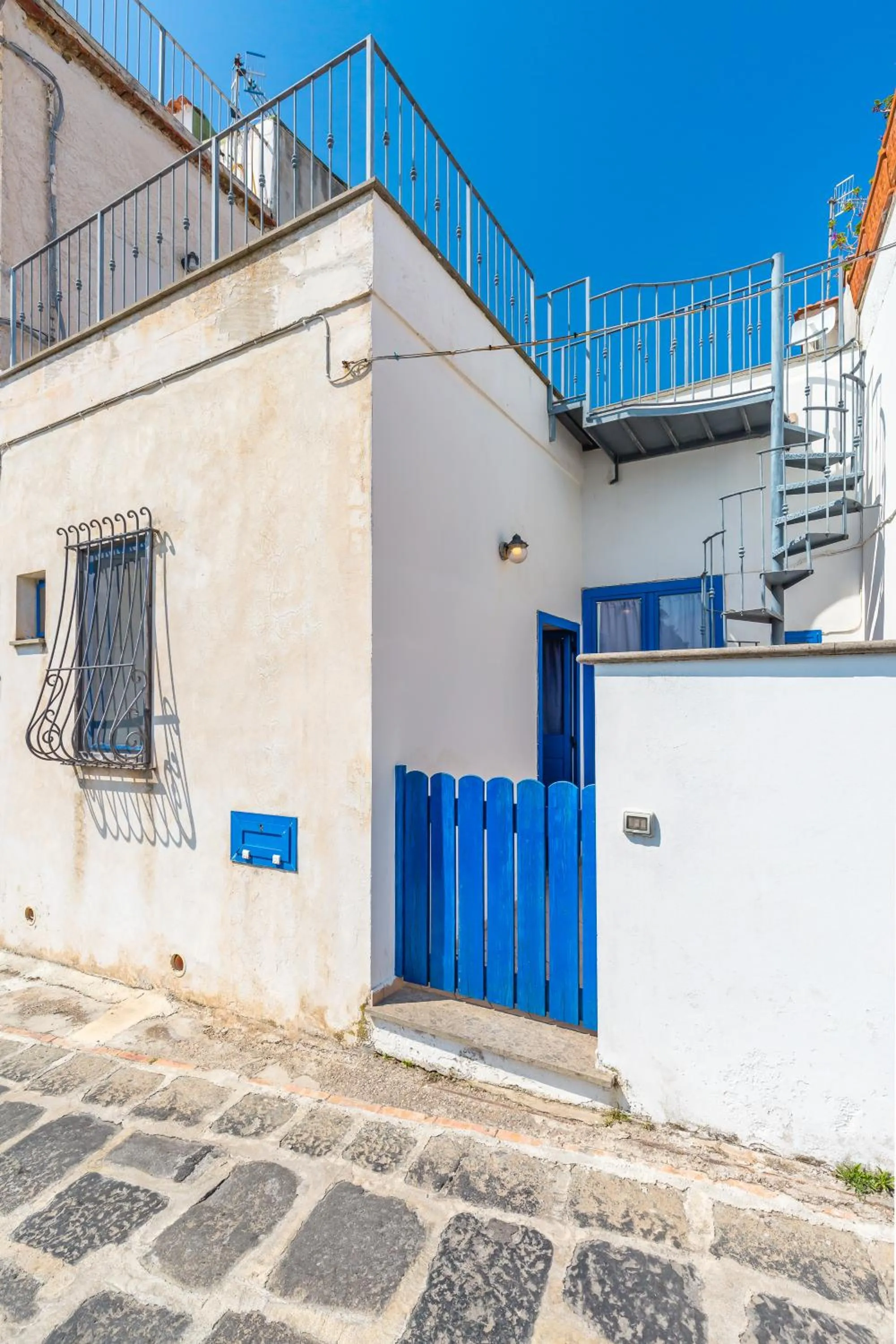 Apartment in La finestra sul mare by Tizzano House