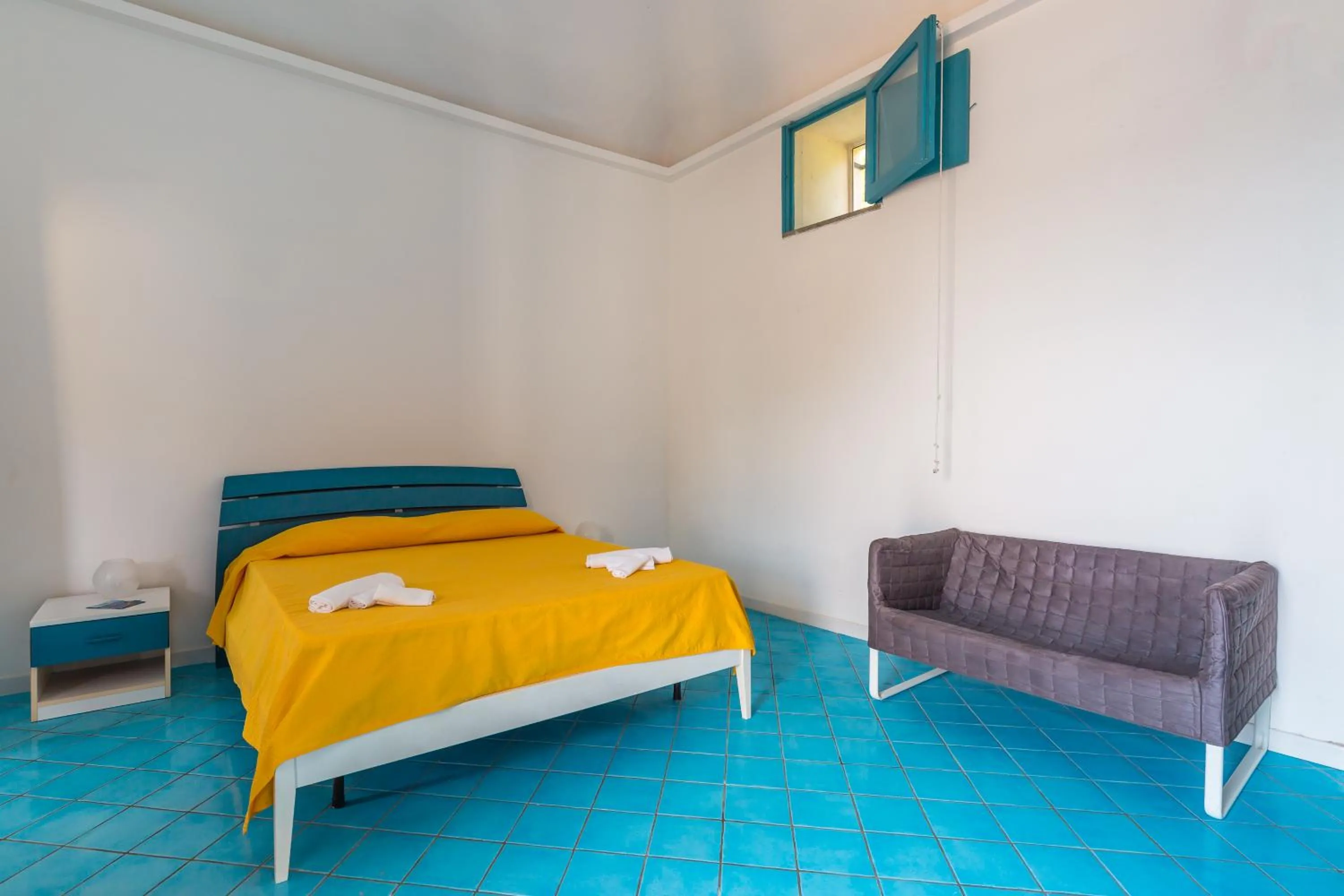 La finestra sul mare by Tizzano House