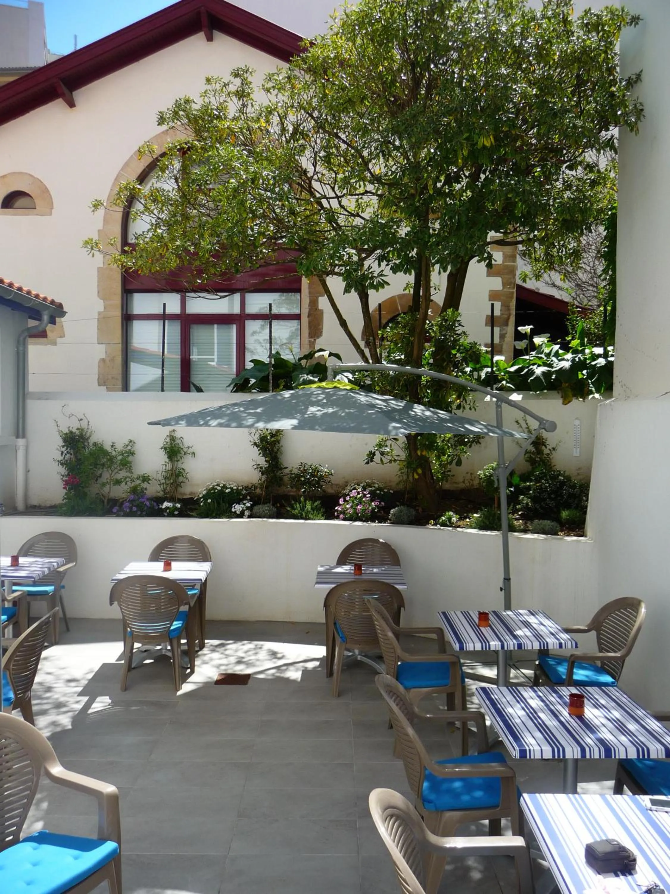 Patio in Hôtel Le Saphir